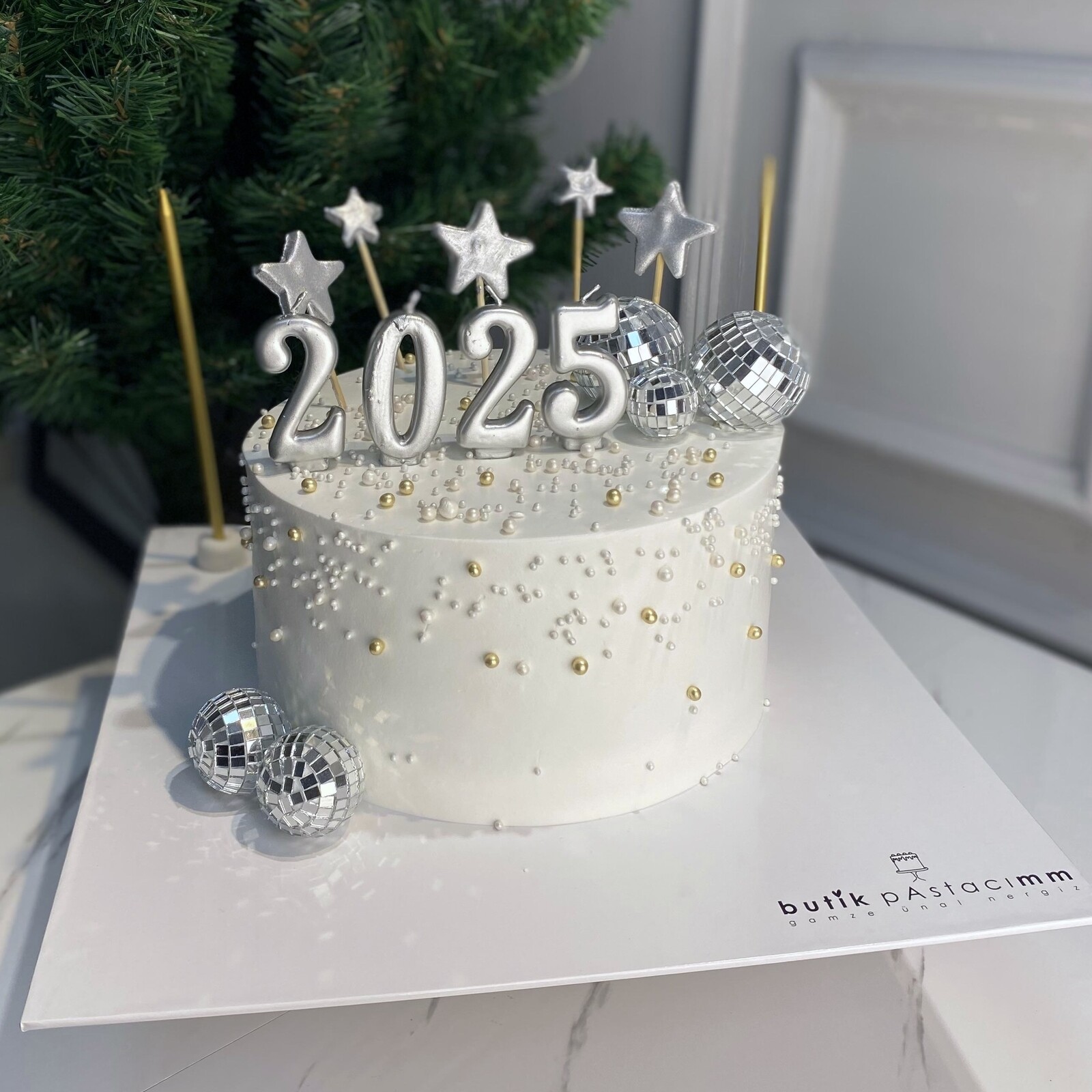 2025 Yeni Yıl Pastası
