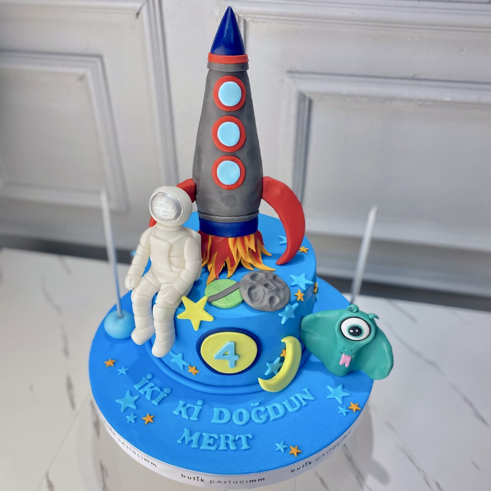 Astronot ve Gezegenli Pasta