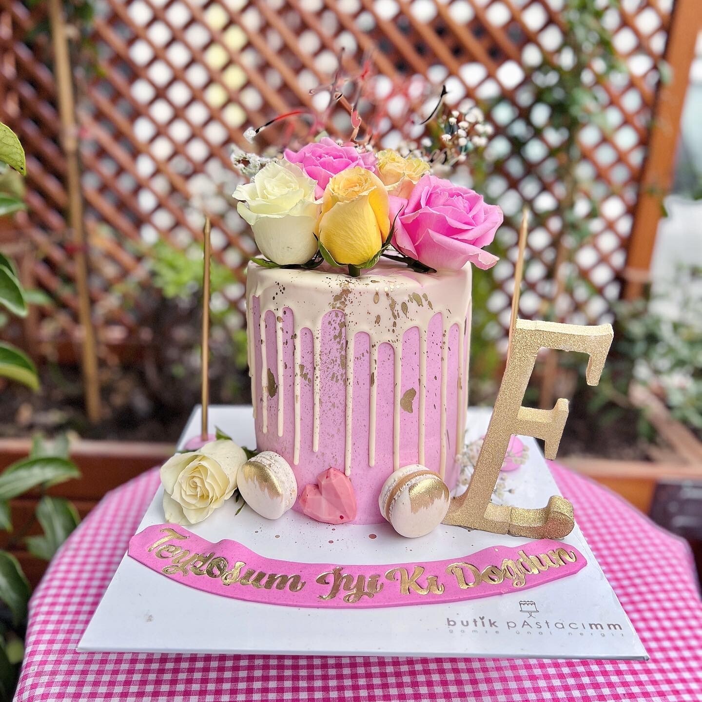 Çiçekli Kişiye Özel Pasta