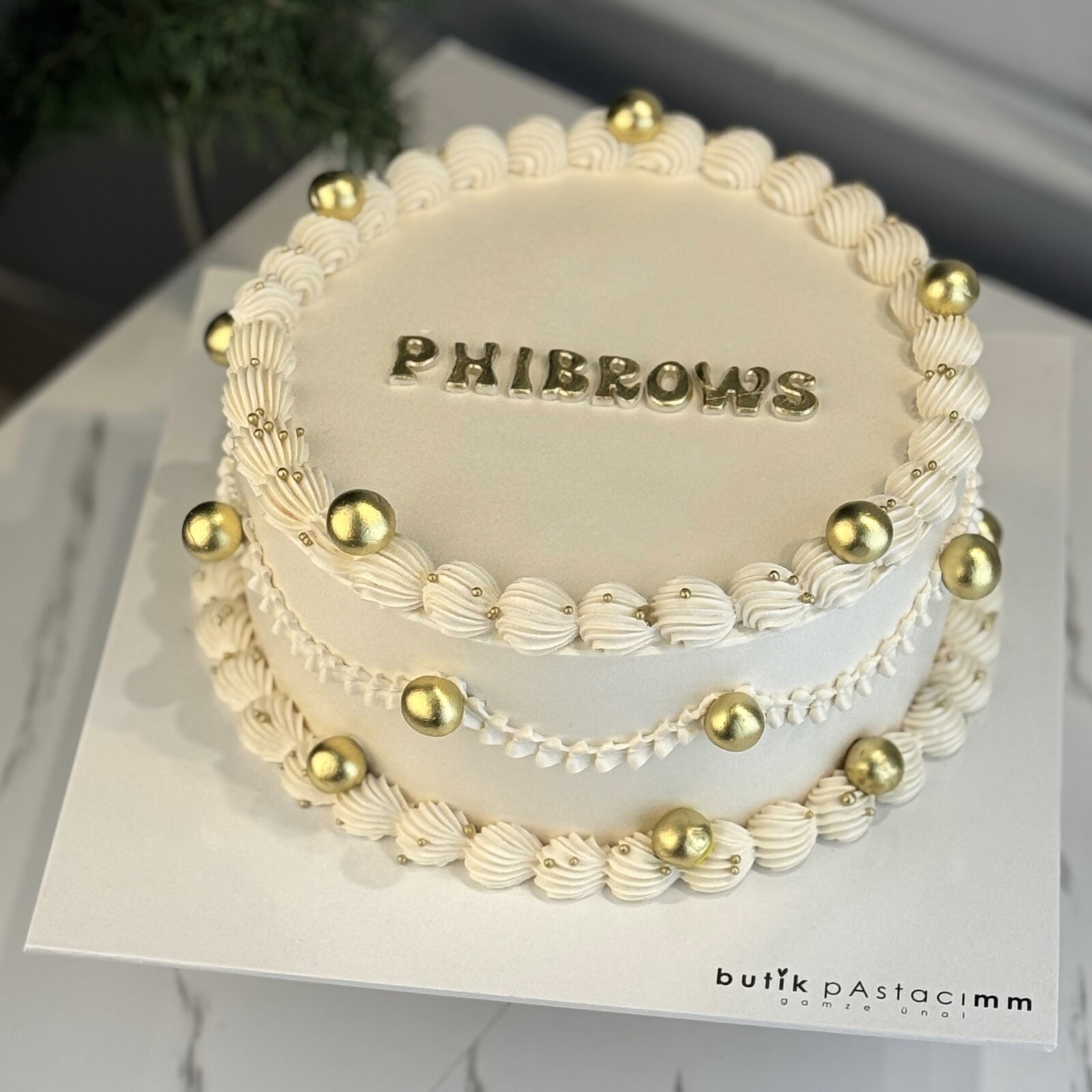 Bej Renk Retro Yazılı Pasta