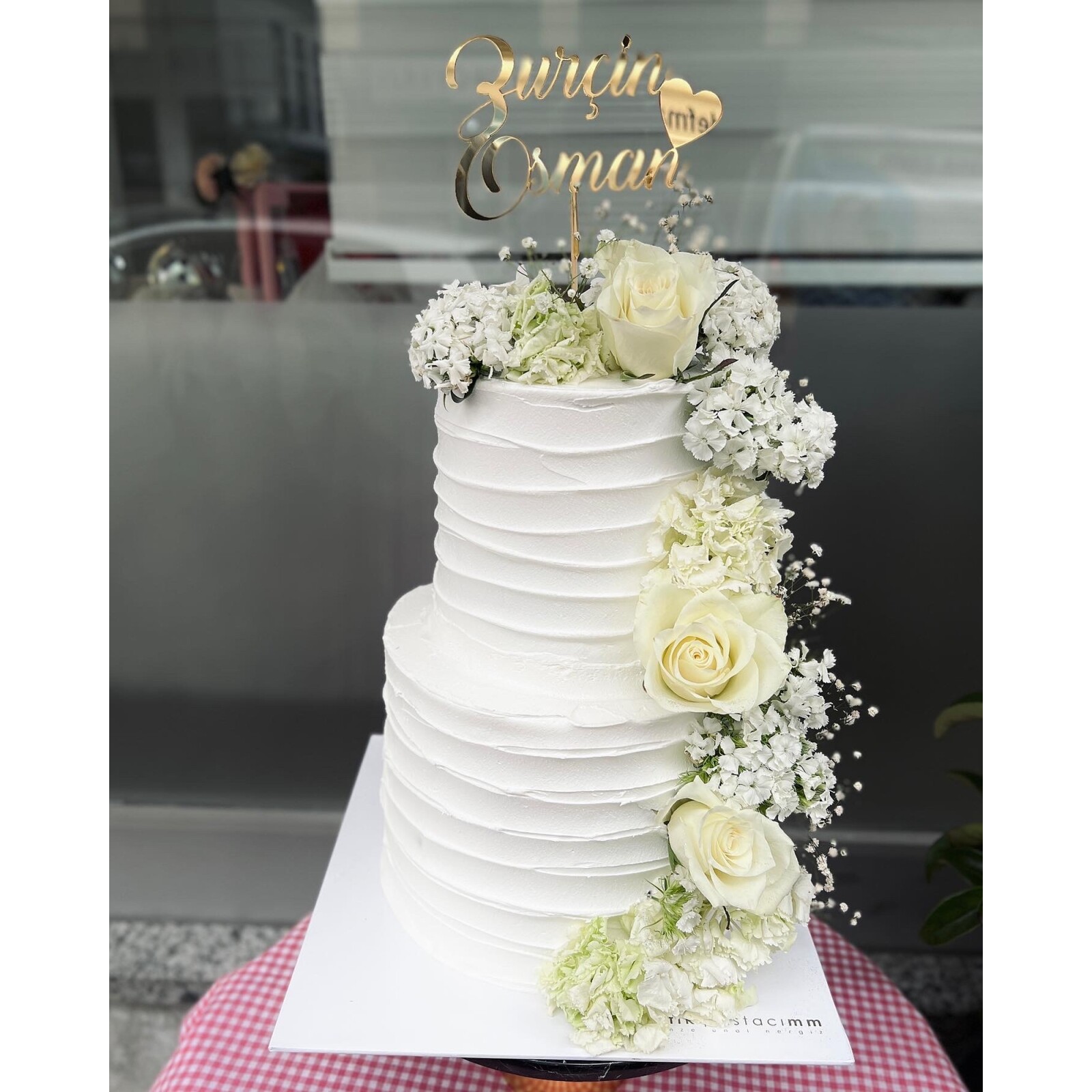 Beyaz Çiçekli Nişan Pastası