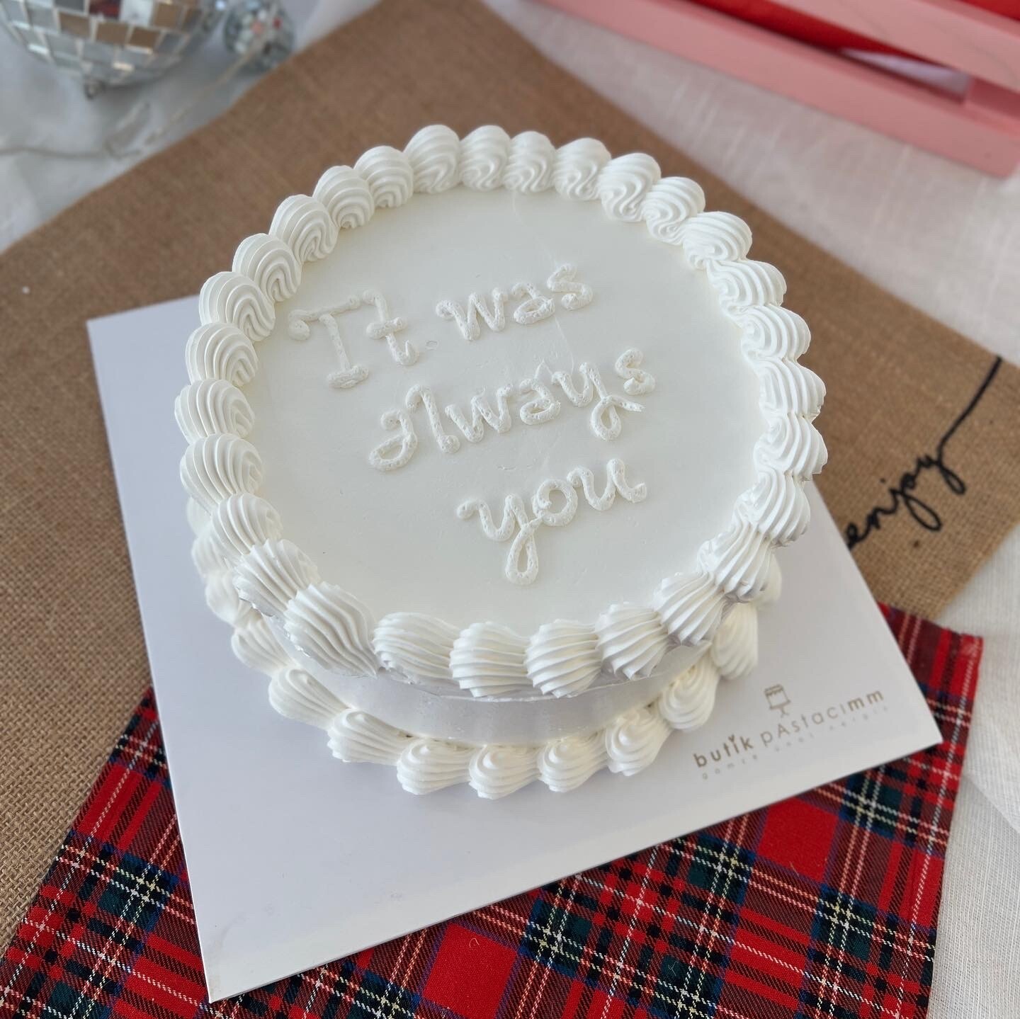 Beyaz Konsept Yazılı Pasta