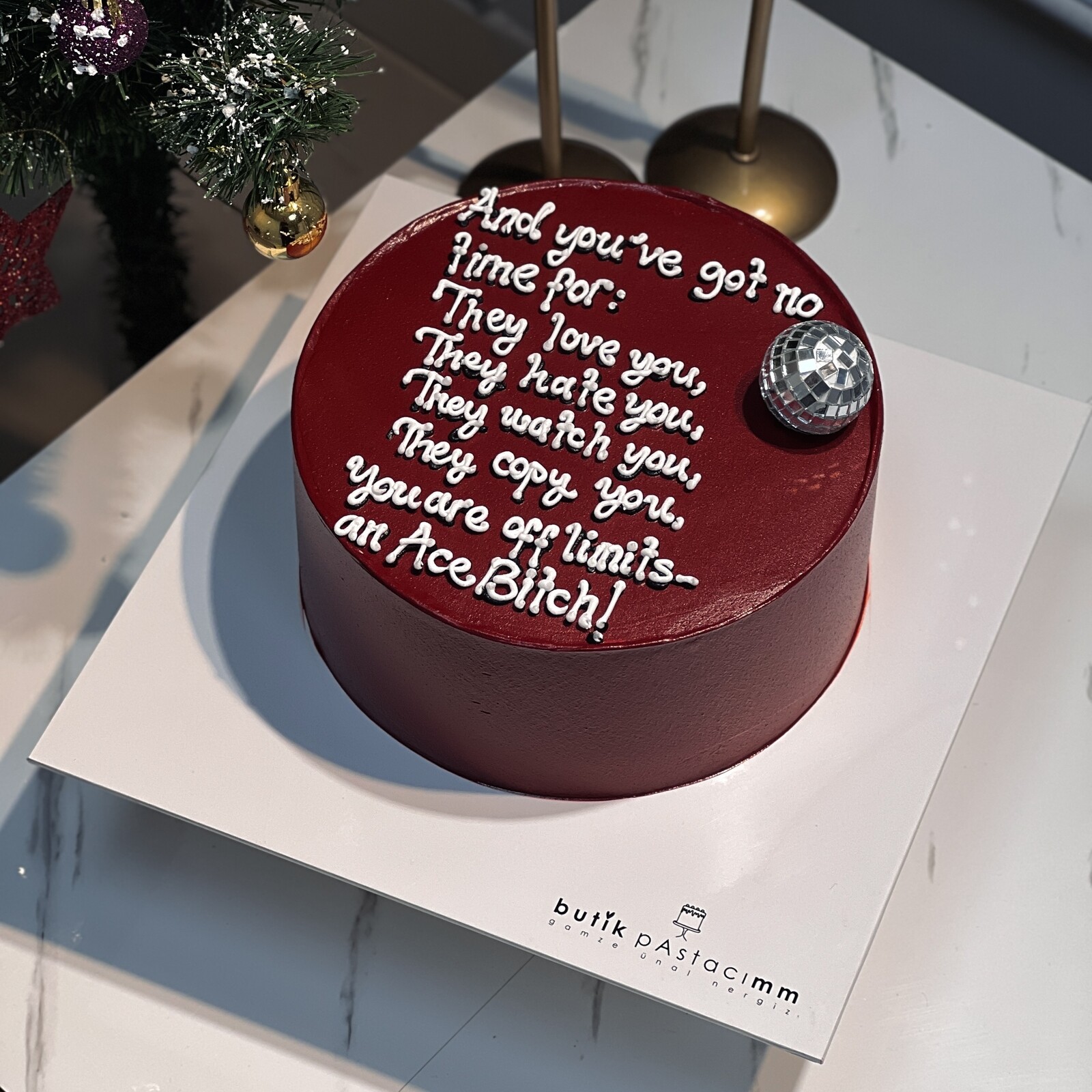 Bordo Renkli Yazılı Pasta