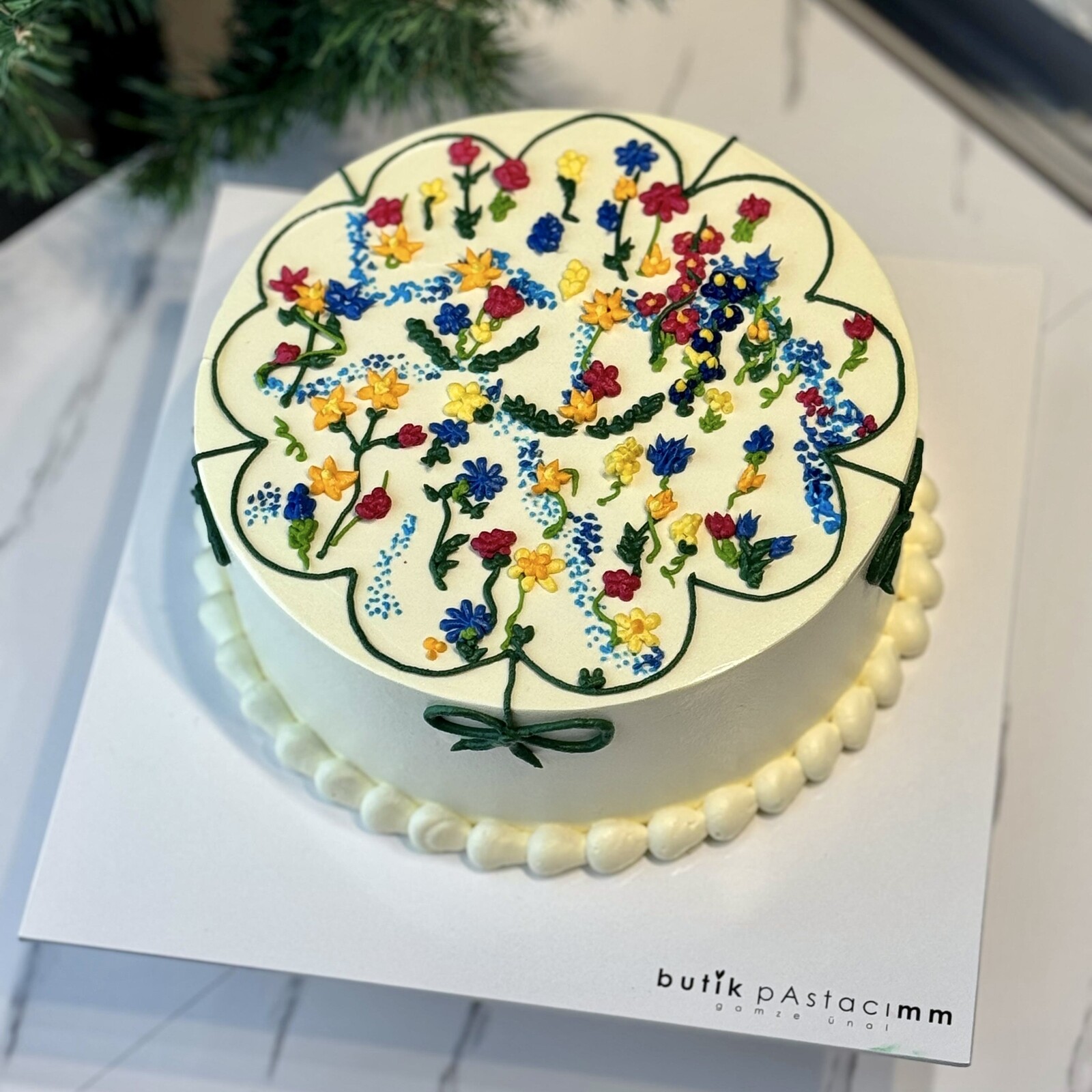 Çiçek Dizaynlı Kremalı Pasta