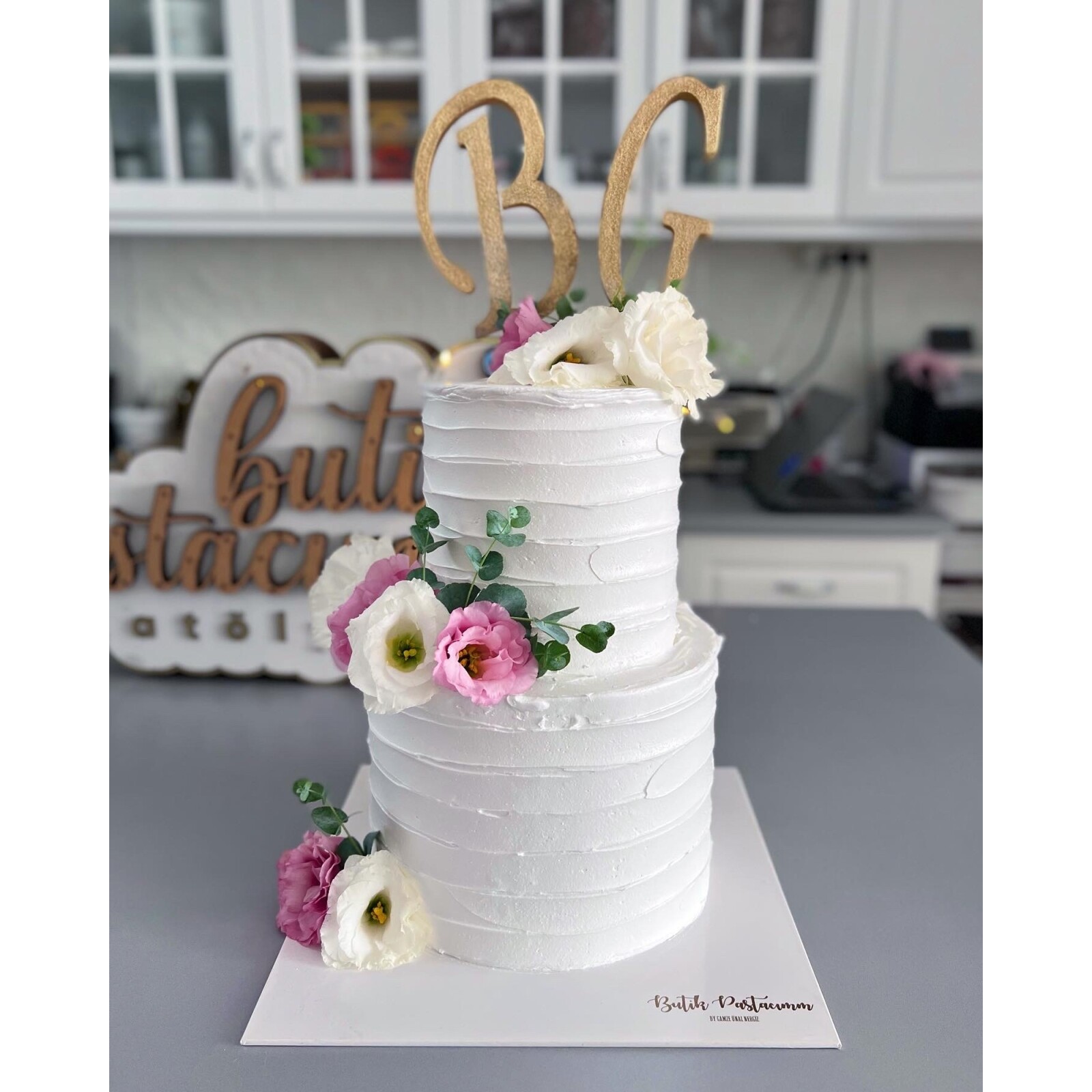 Çiçekli Kremalı Tasarım Pasta