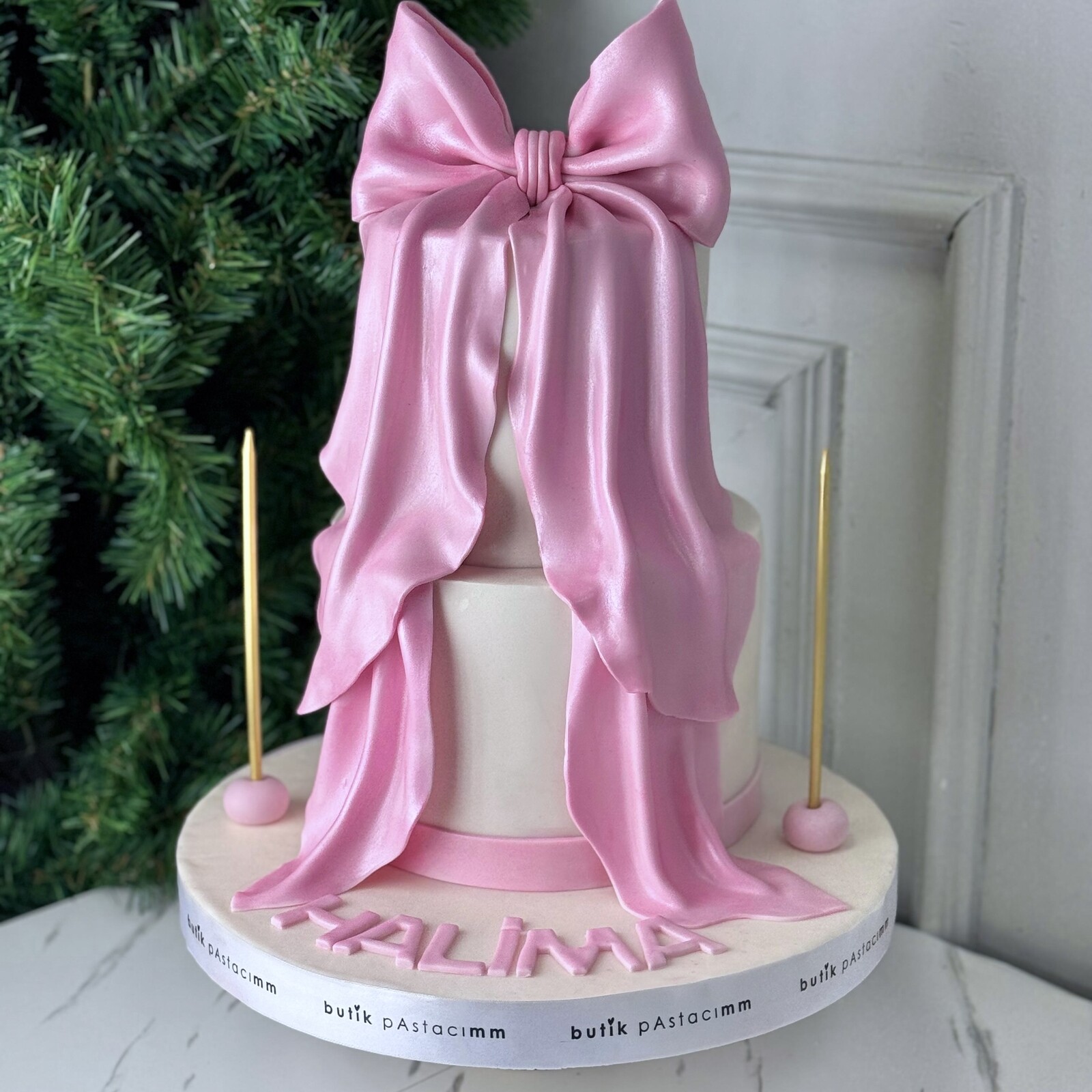 İki Katlı Kurdeleli Pasta