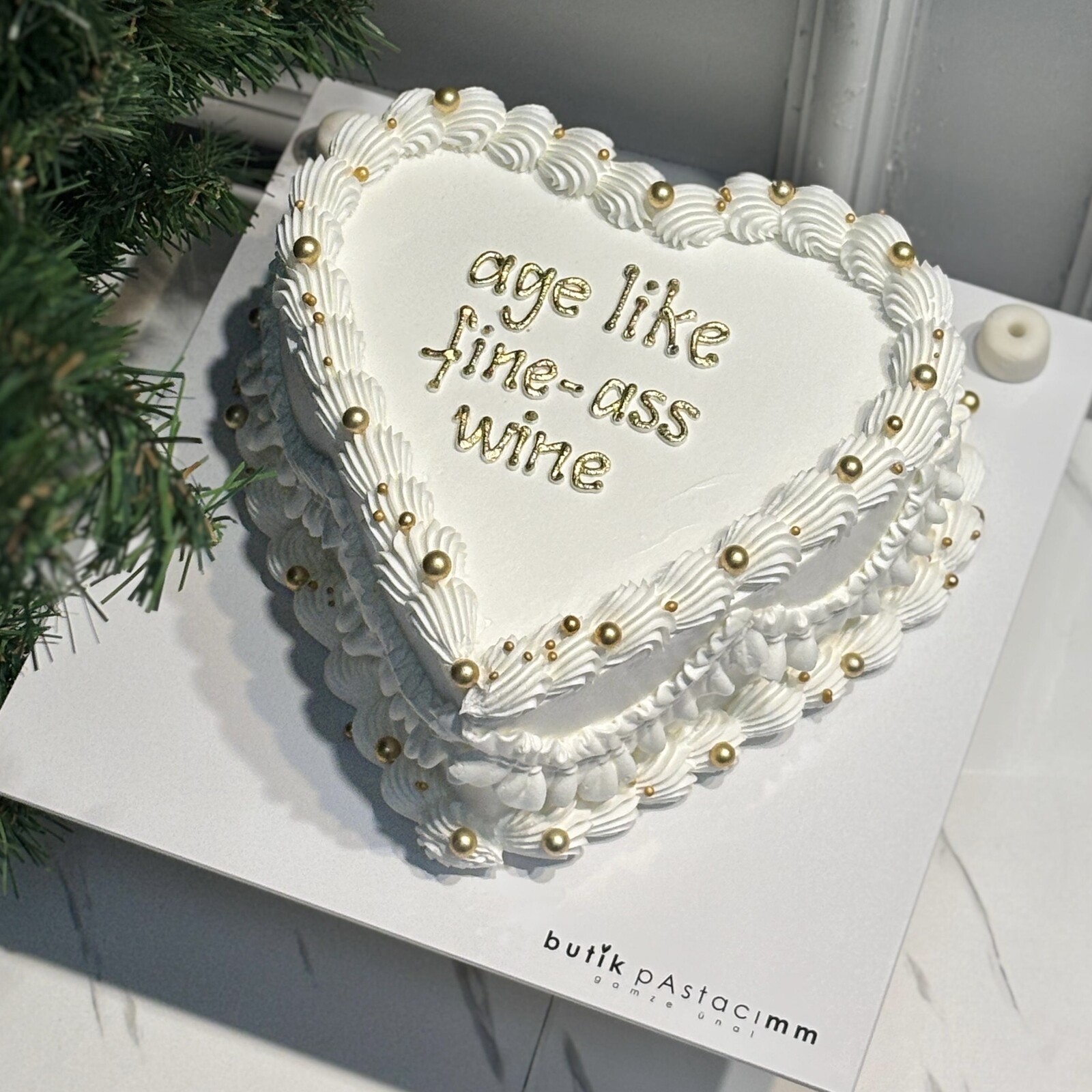 Kalpli Vintage Beyaz Gold Yazılı Pasta