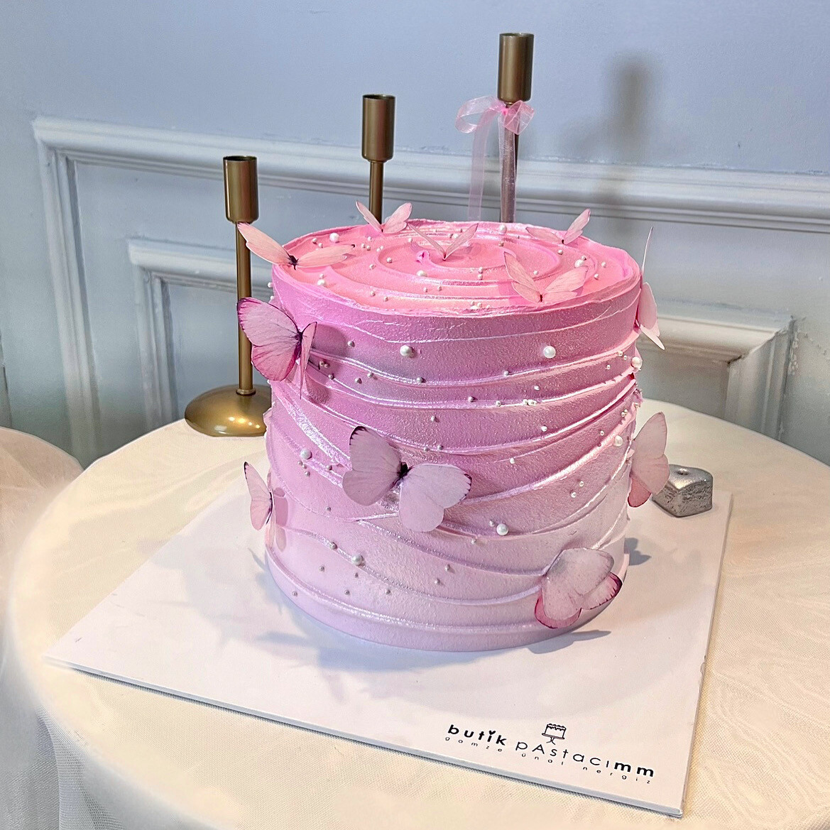 Kelebekli Kremalı Simli Pasta