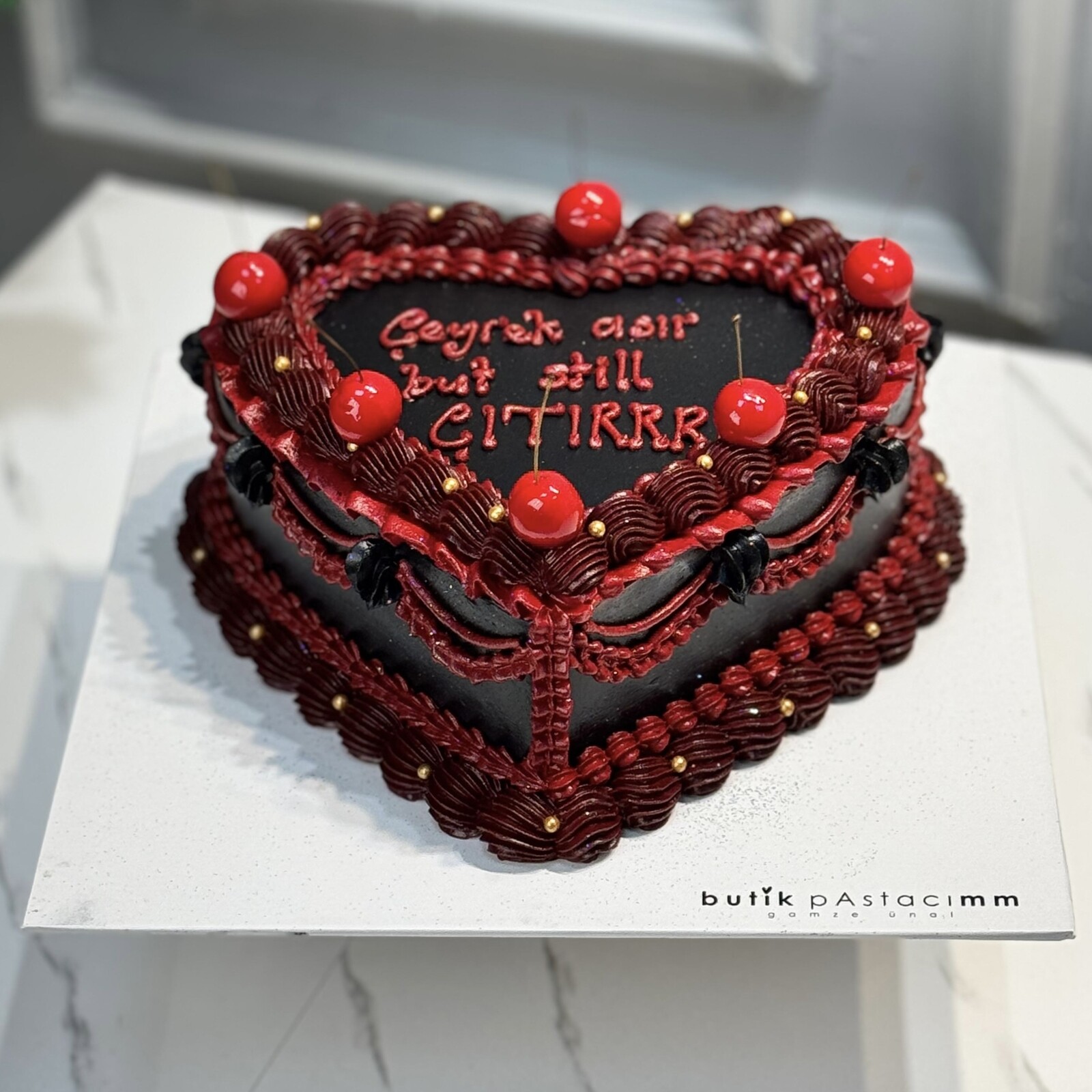 Kiraz Detaylı Kırmızı Siyah Yazılı Vintage Pasta