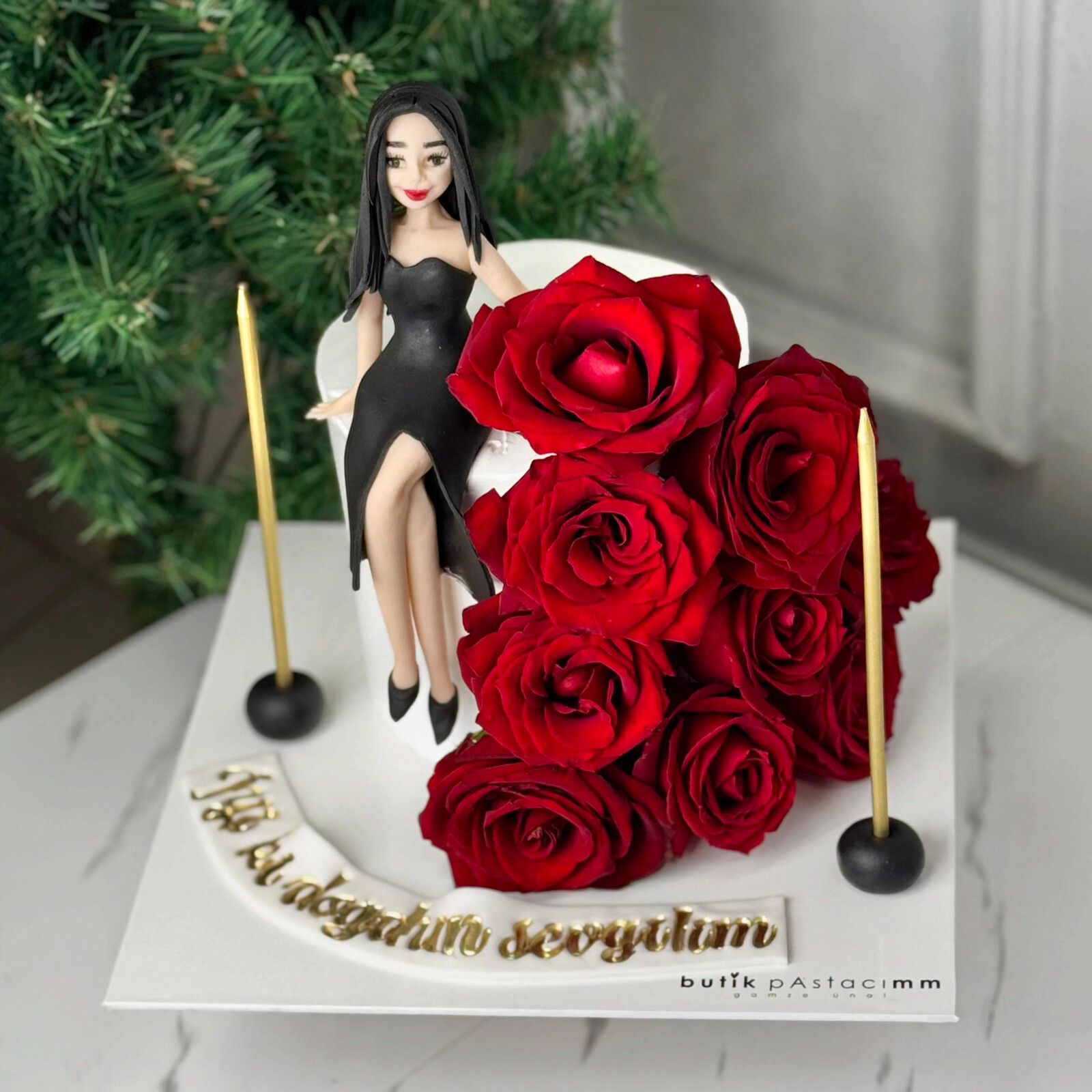 Kırmızı Gül Dekorlu Figürlü Kişiye Özel Pasta