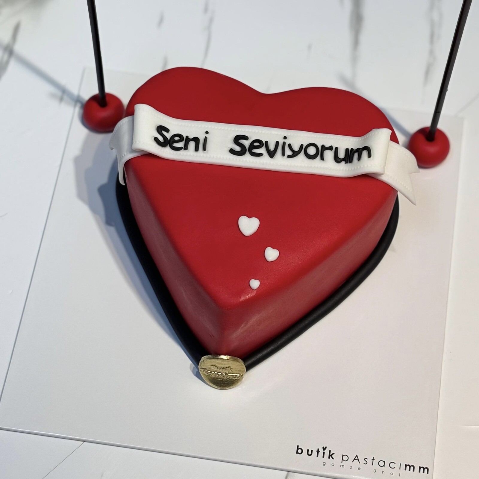 Kırmızı Kalpli Pasta