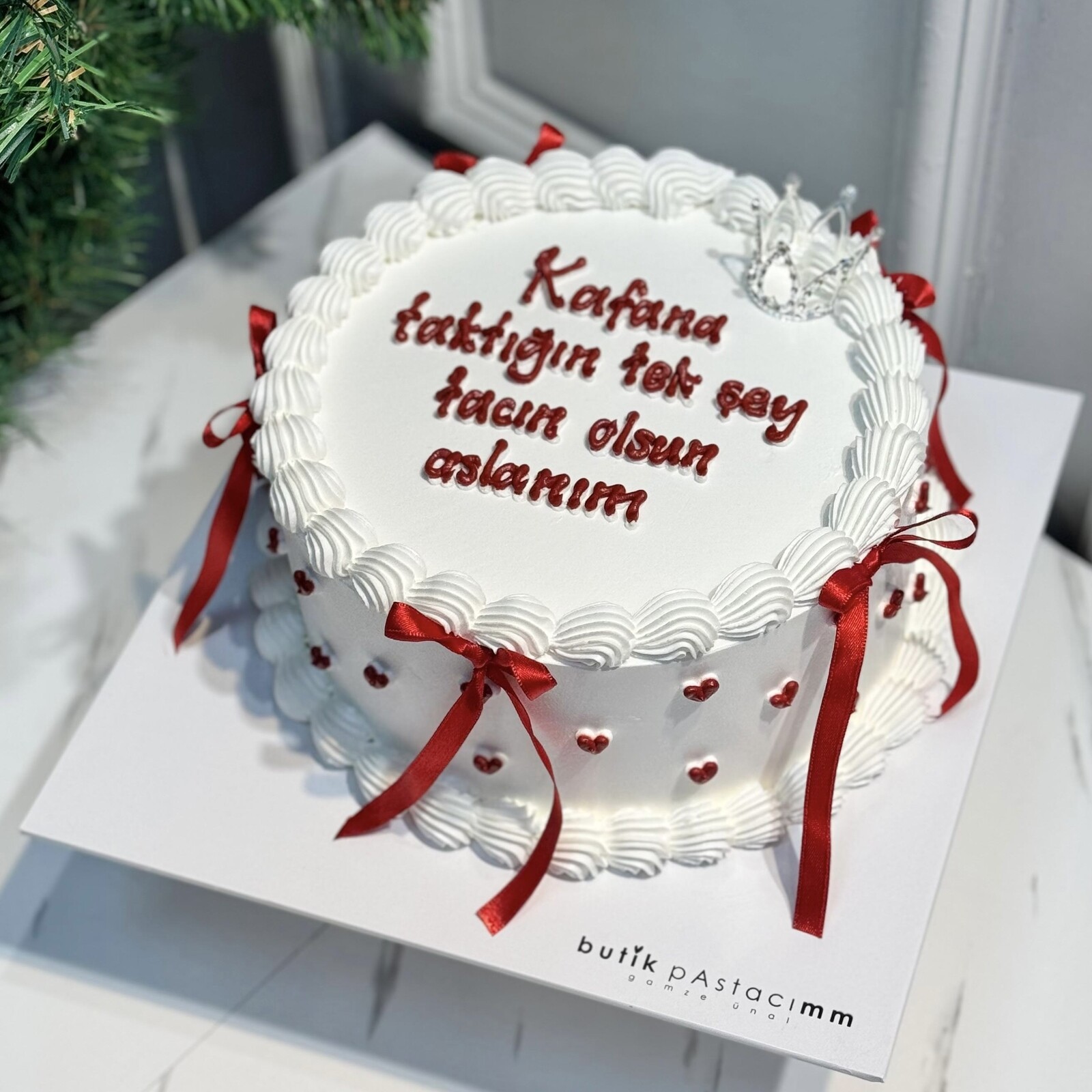 Kırmızı Kurdeleli Mini Kalpli Kraliçe Pastası