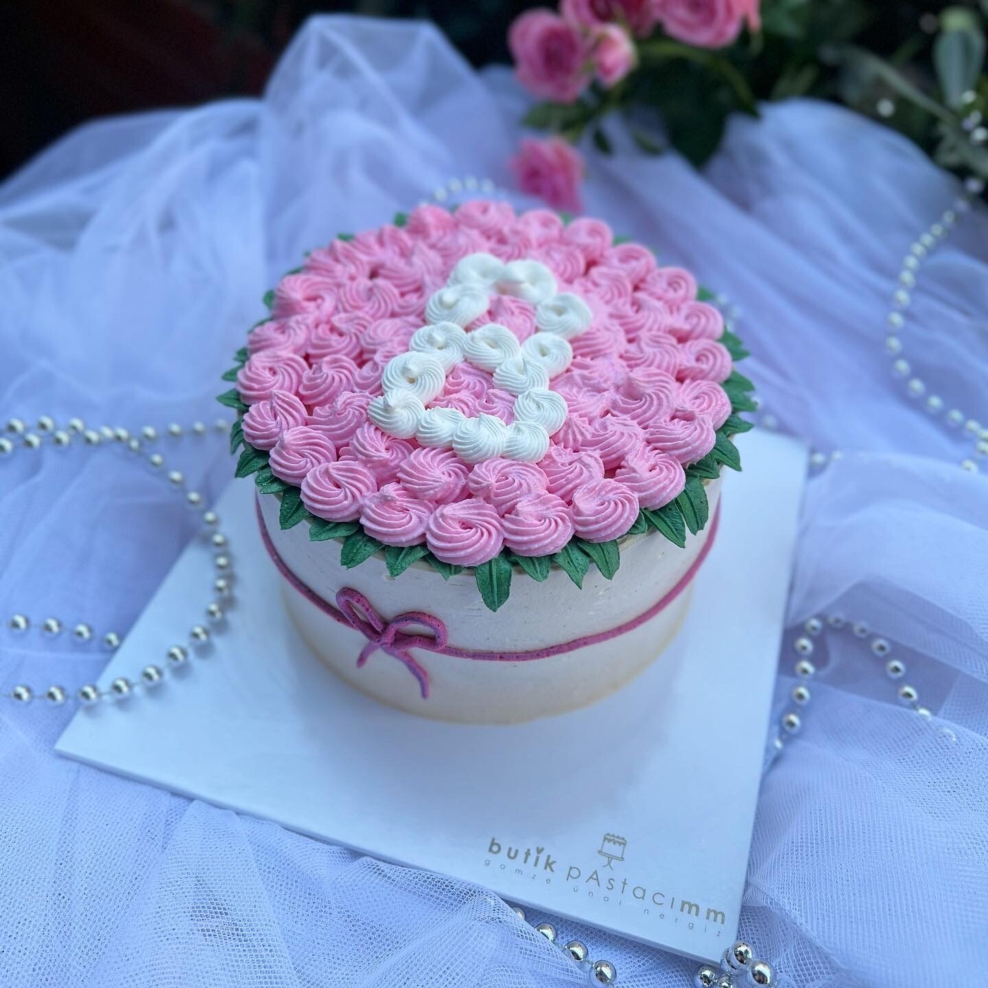 Kişiye Özel Harf Dizaynlı Sevgililer Günü Pastası