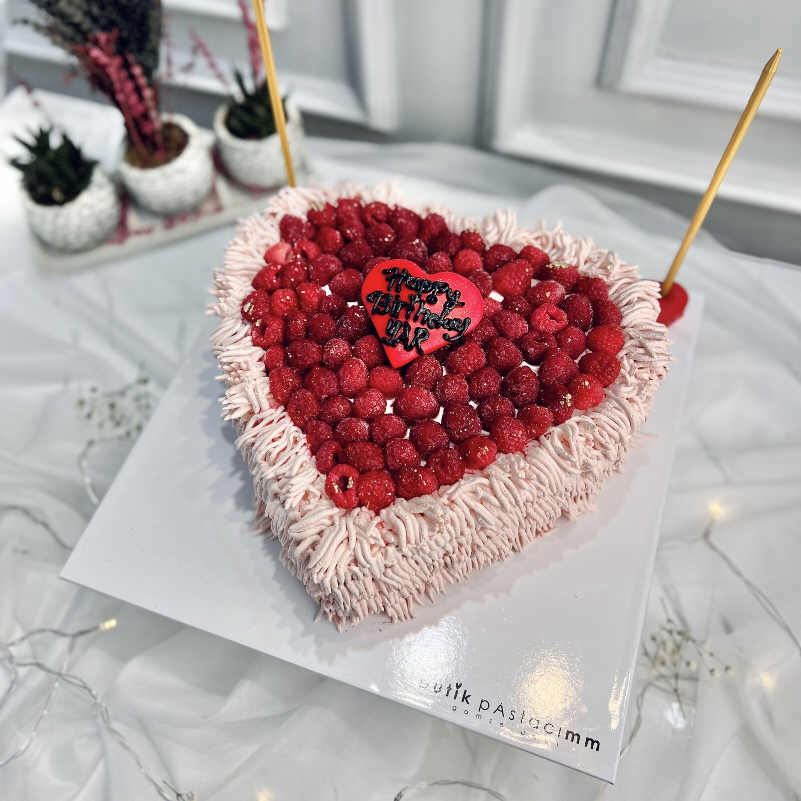 Kremalı Frambuazlı Retro Pasta