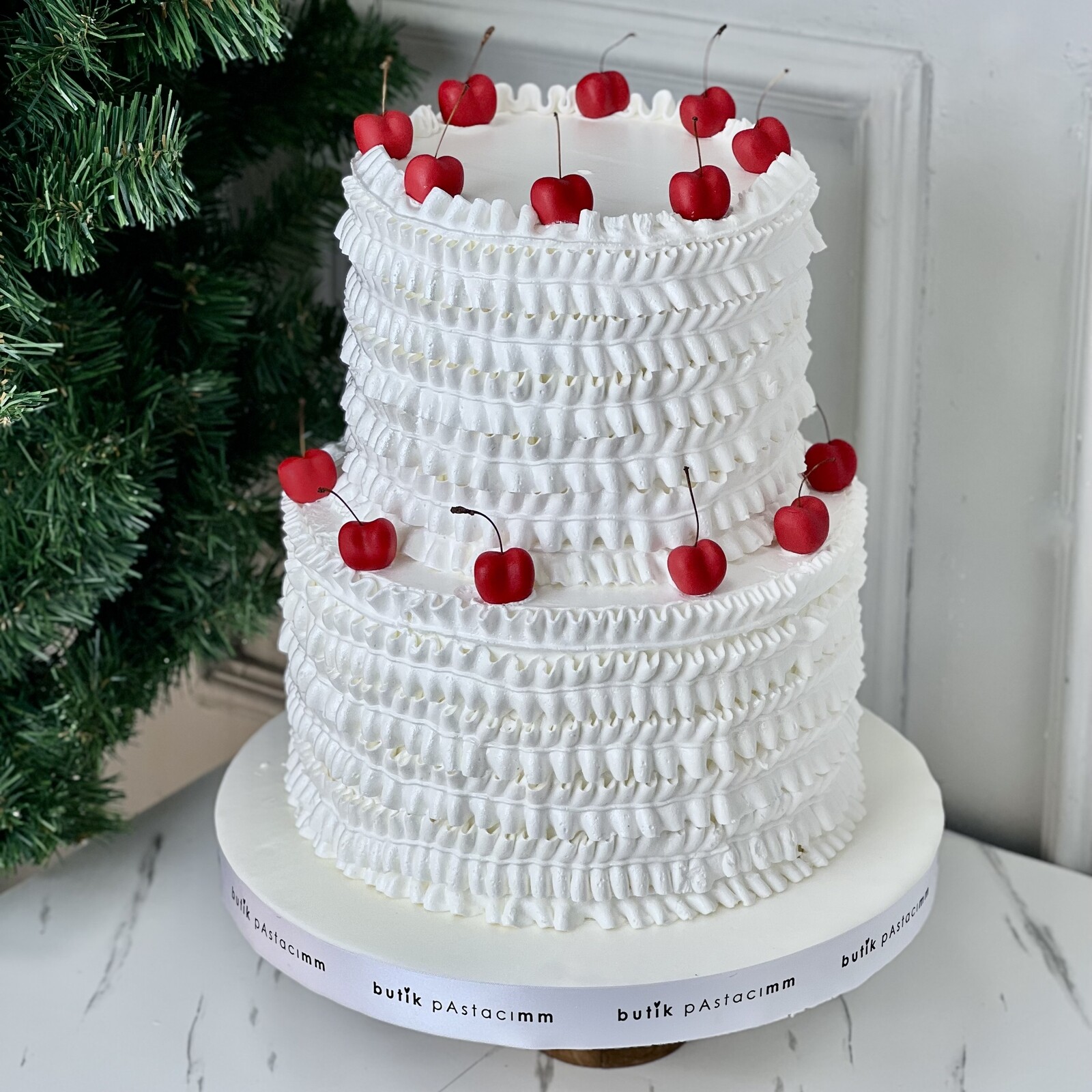 Kremalı Kirazlı Nişan Pastası