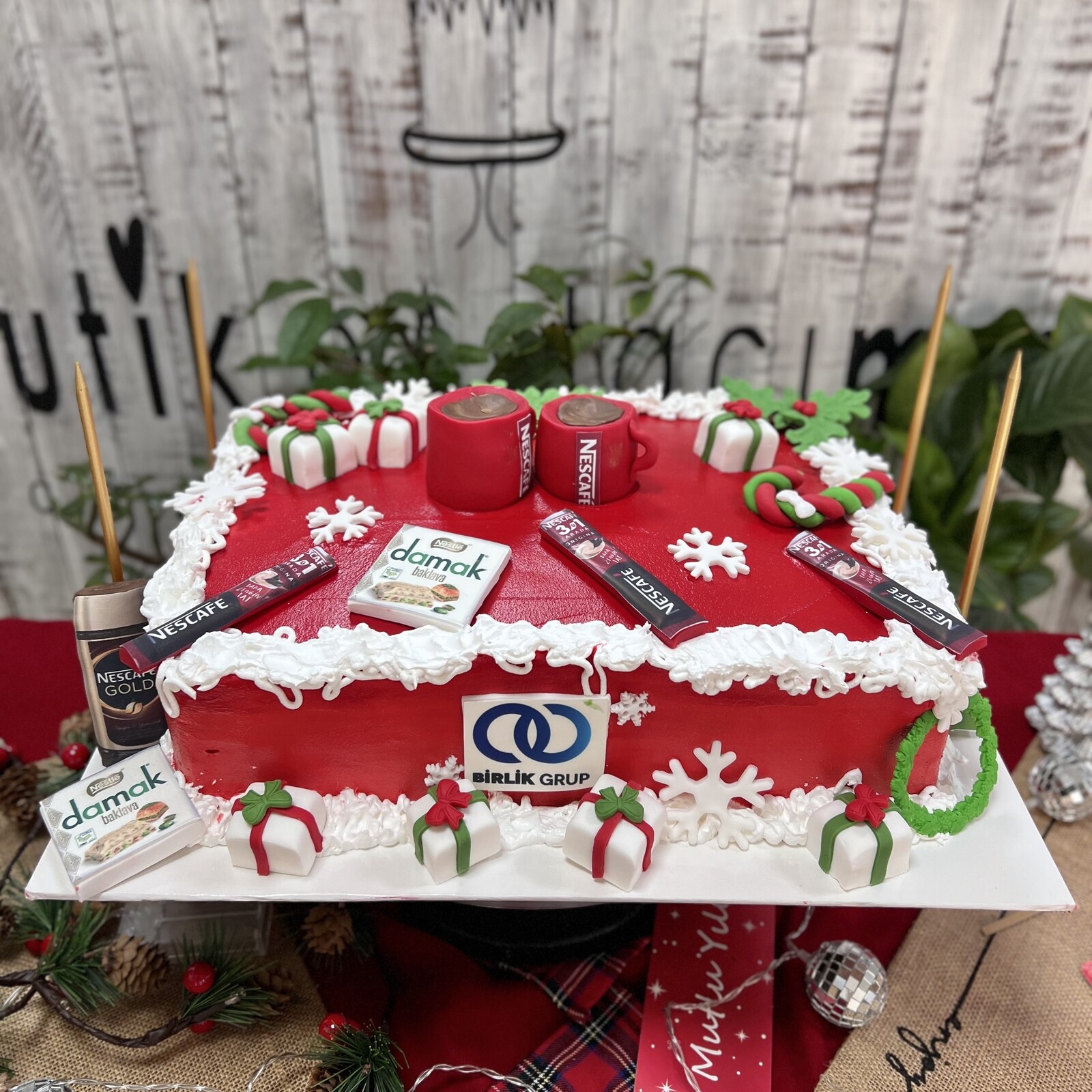 Kremalı Kurumsal Yılbaşı Pastaları