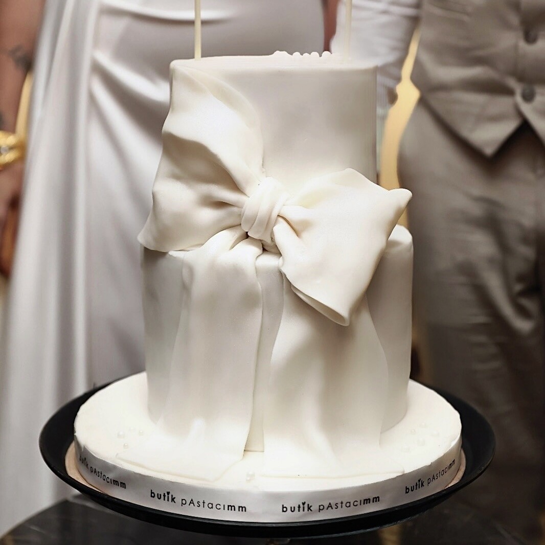 Kurdele Detaylı Nişan Pastası