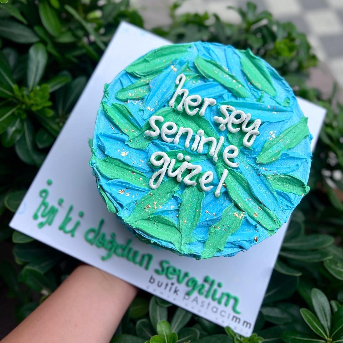 Mavi ve Yeşil Krema Darbeli Yazılı Pasta