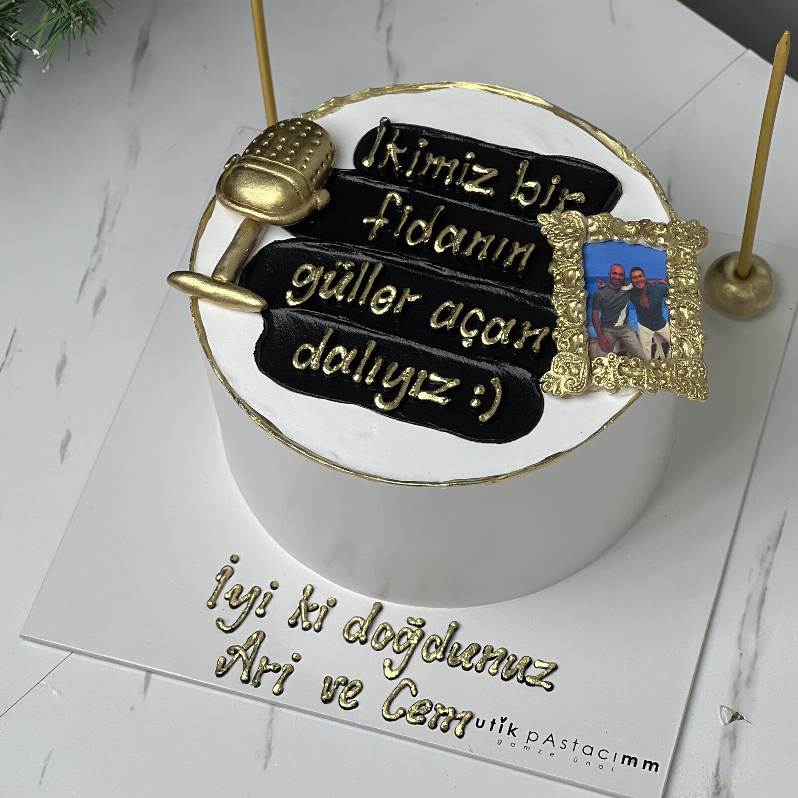 Mikrofon Detaylı Siyah Şeritli Gold Yazılı Pasta