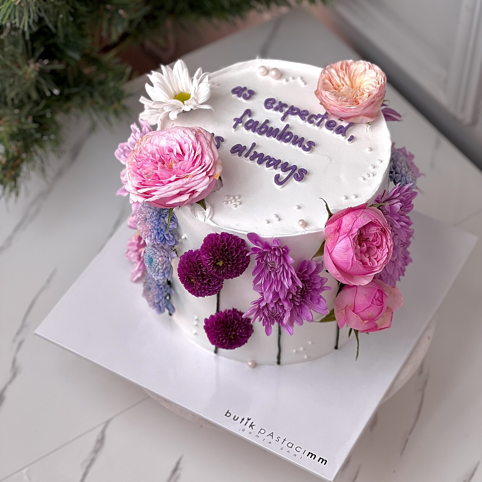Mini Çiçek Detaylı Zarif Yazılı Pasta