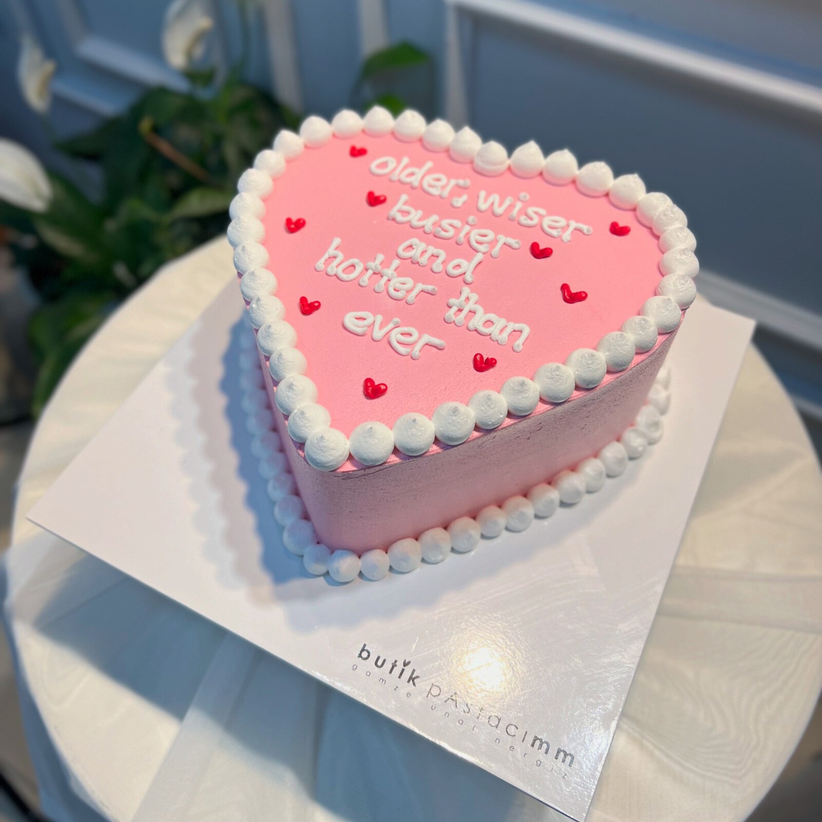 Minik Kalp Detaylı Zarif Yazılı Pasta