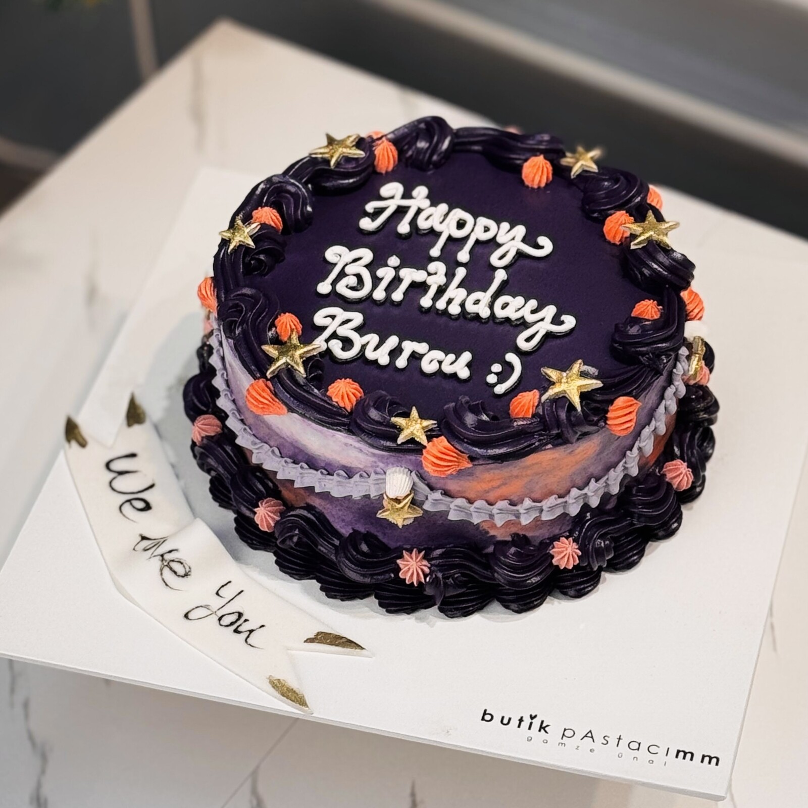 Mor Renk Retro Yazılı Pasta