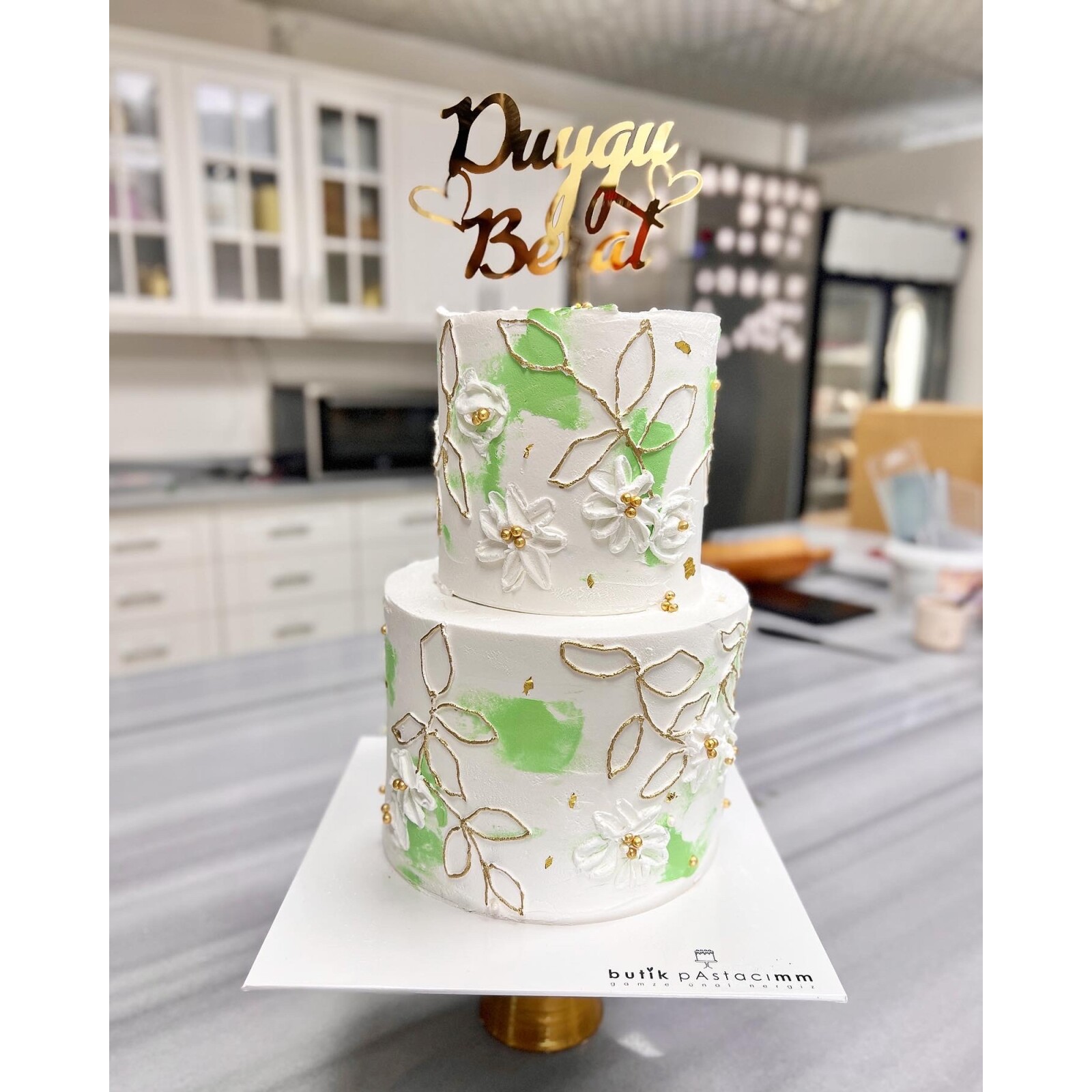 Nakış Detaylı Nişan Pastası