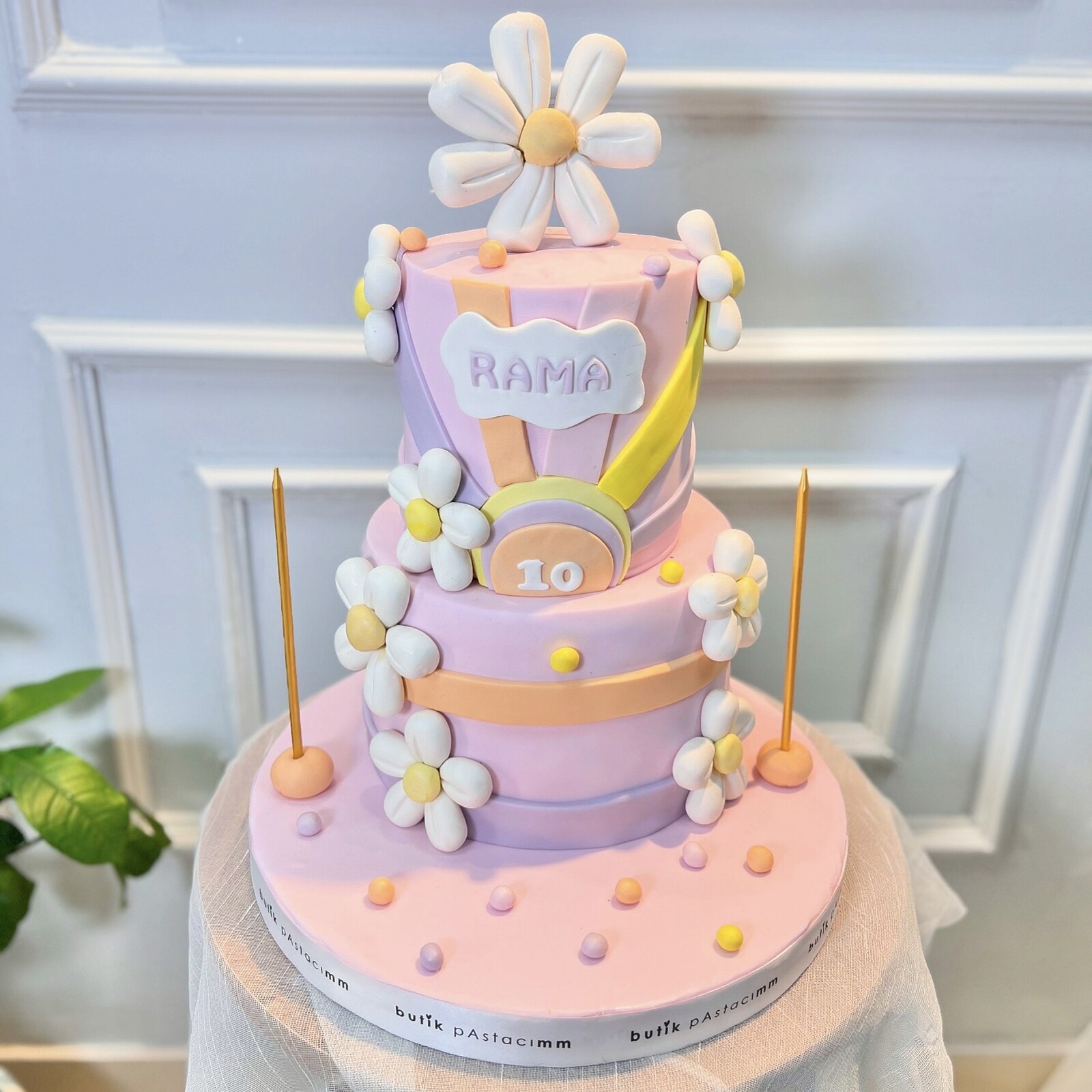 Papatya Detaylı Şeker Hamurlu Pasta