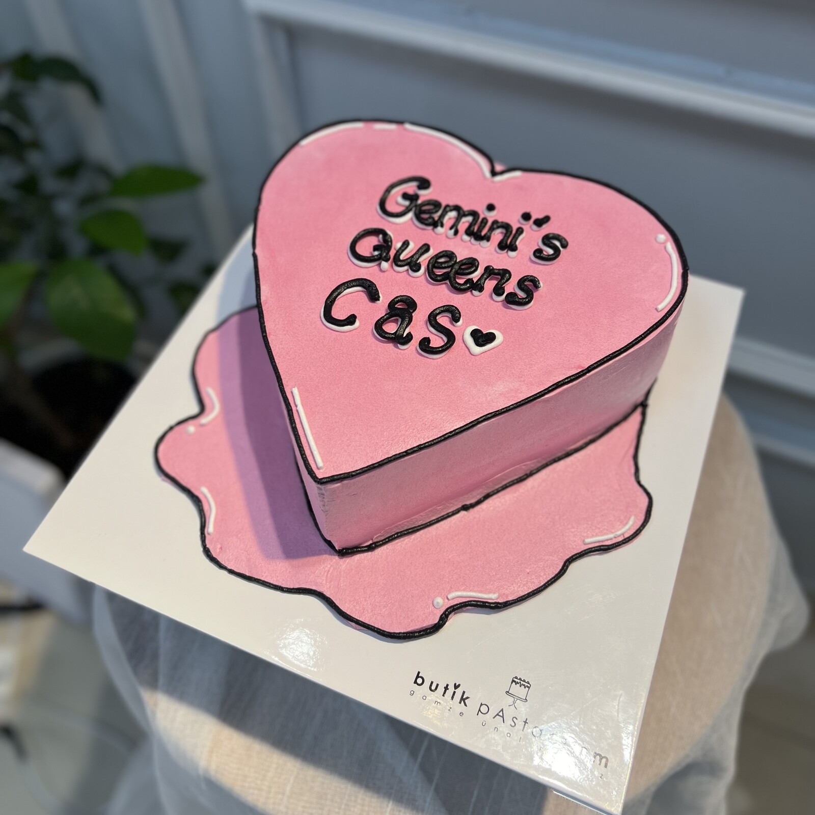 Pembe Kalp Detaylı Yazılı Pasta