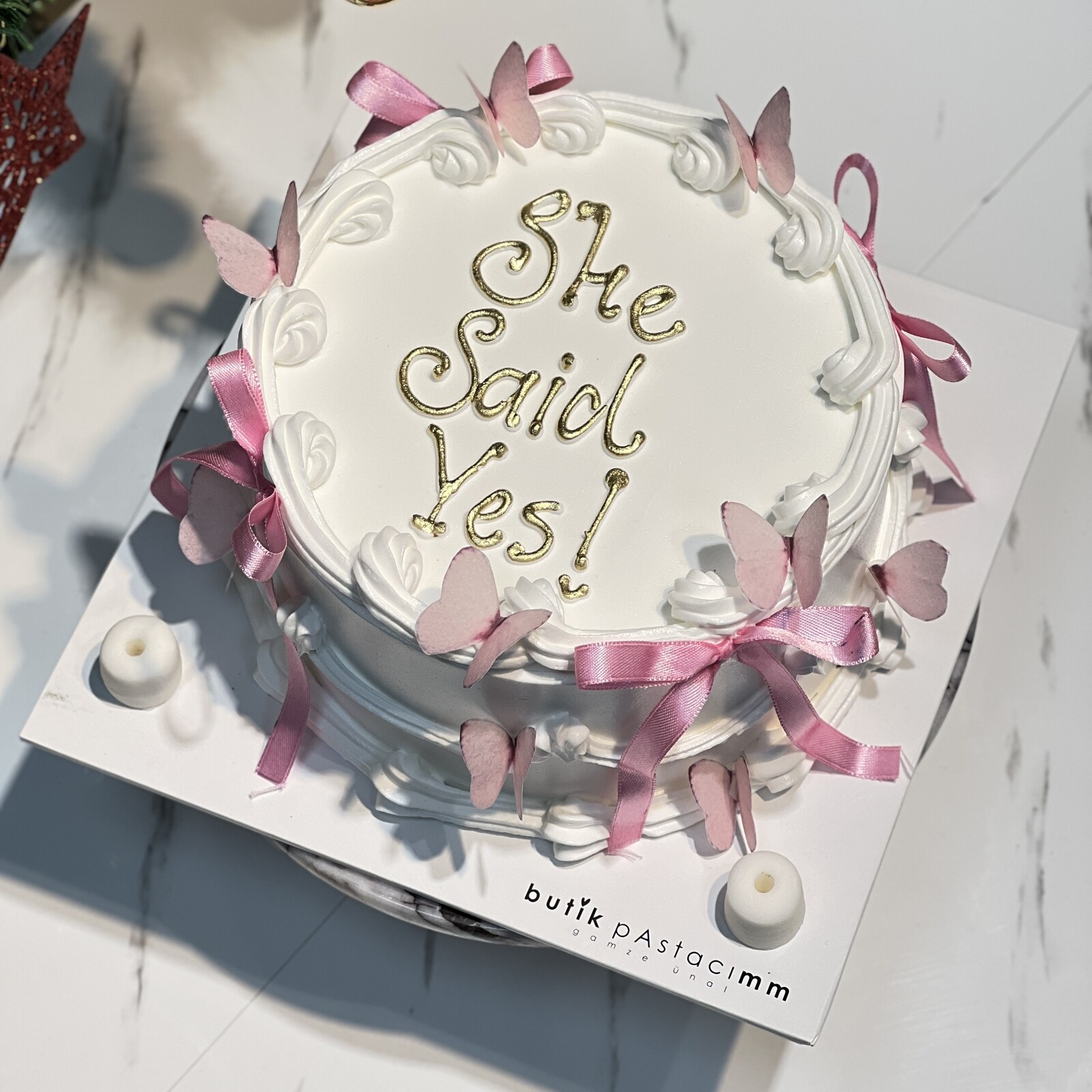 Pembe Kurdele Detaylı Yazılı Pasta