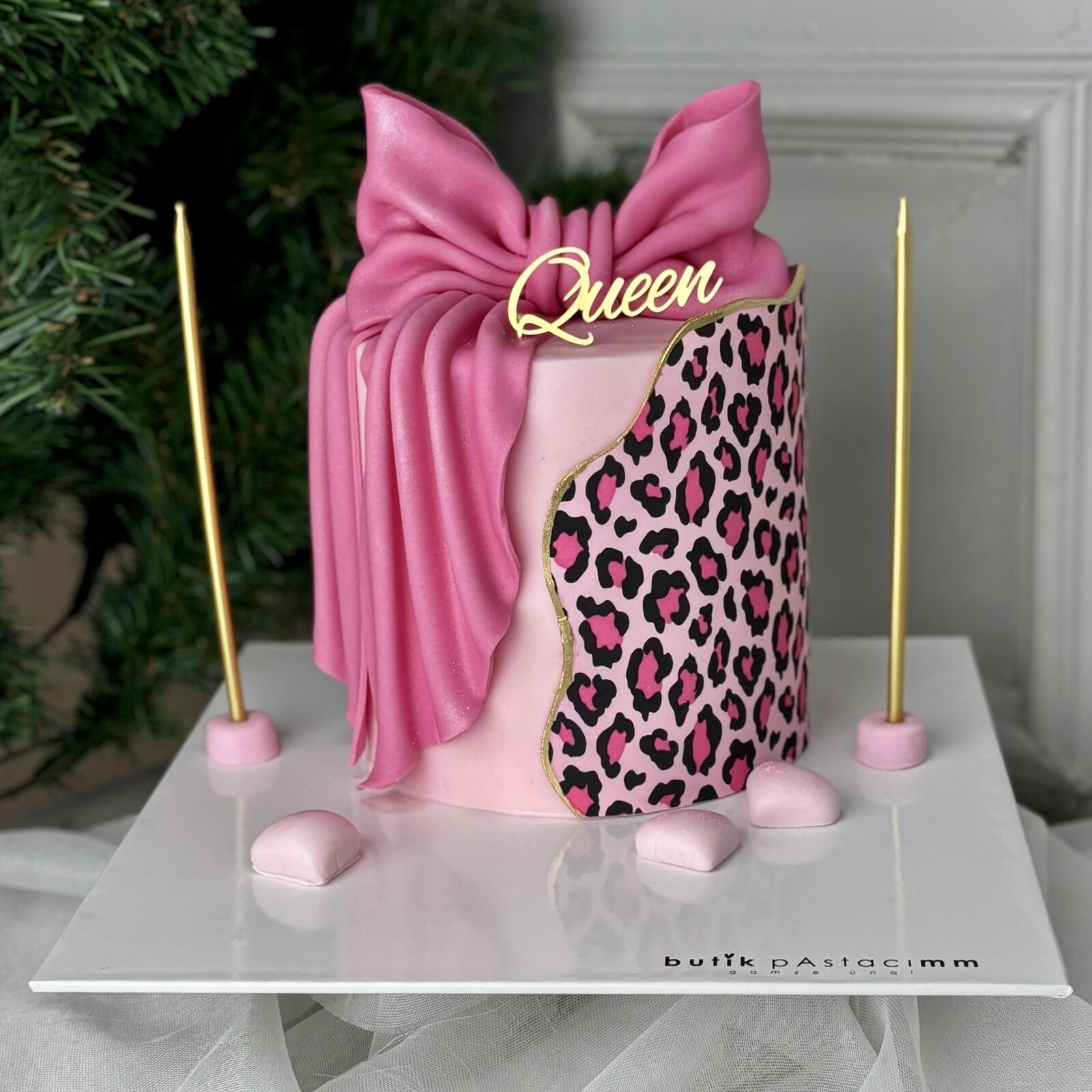 Pembe Leoparlı Kurdeleli Queen Pasta