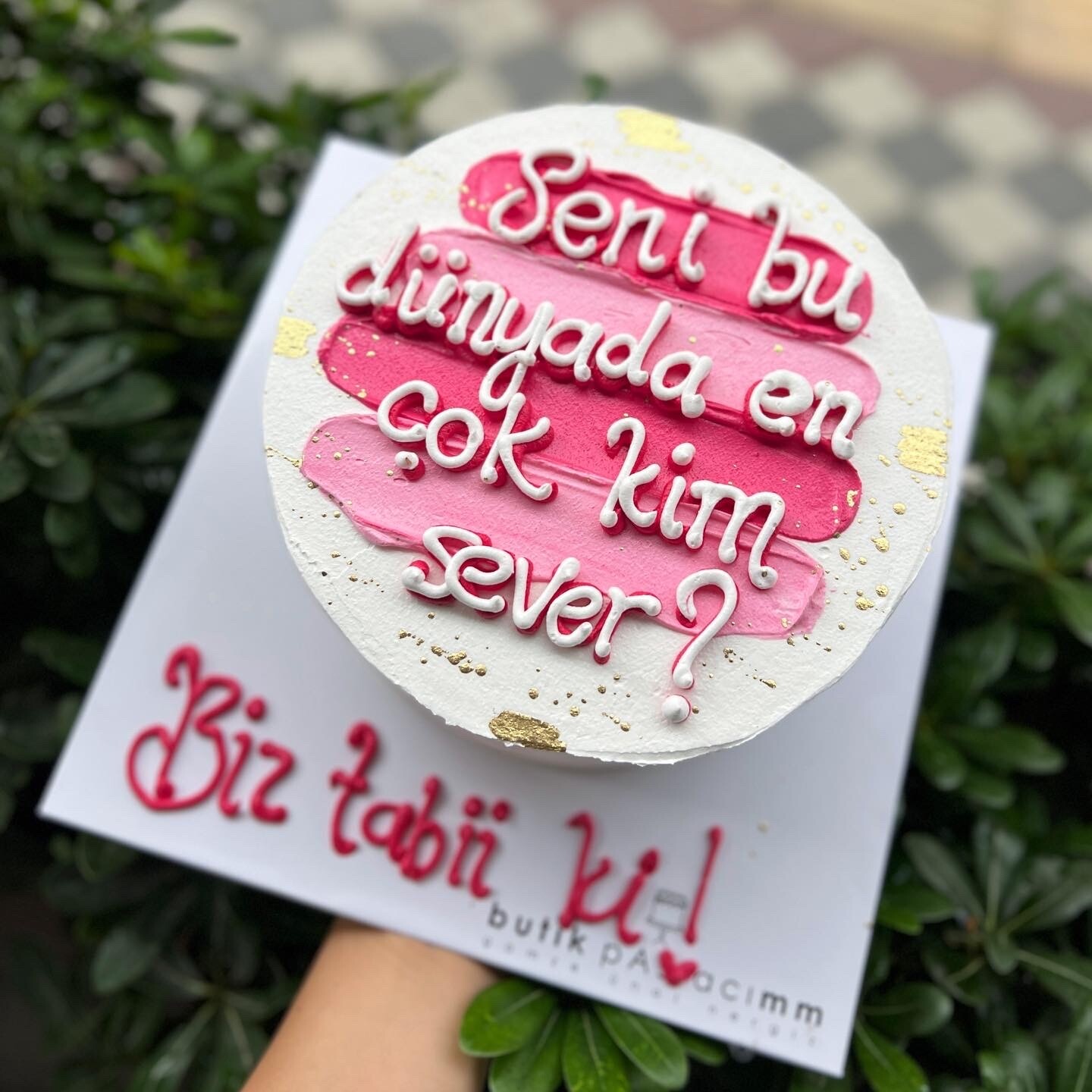 Seni Bu Dünyada En Çok Kim Sever Yazılı Pasta