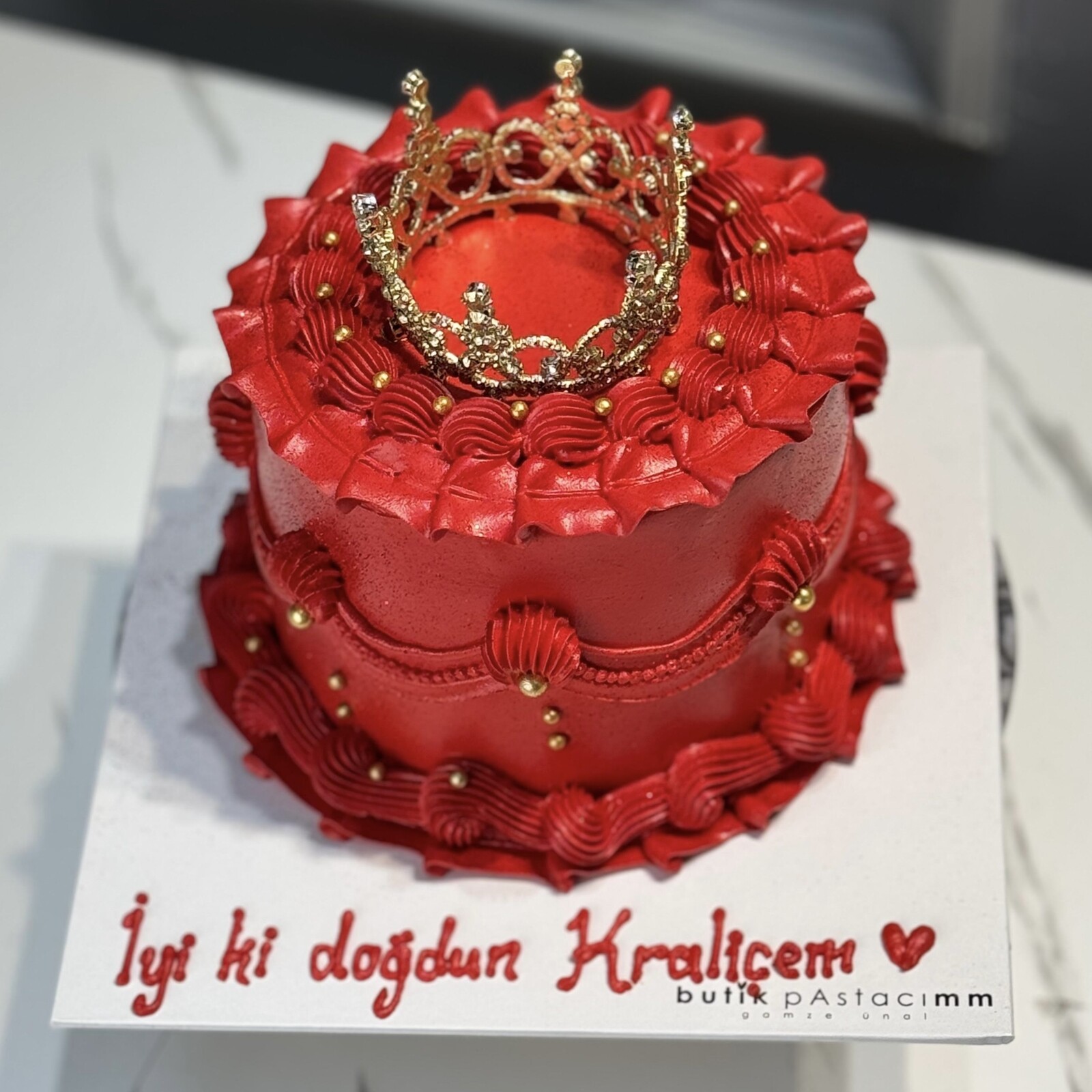 Simli Taçlı Kırmızı Pasta