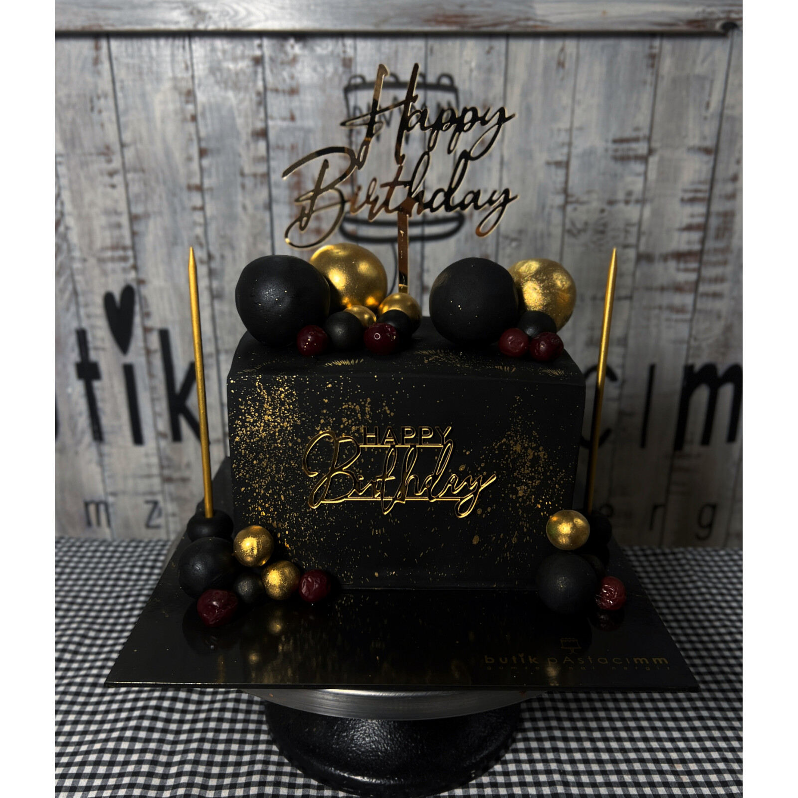 Siyah Gold Detaylı Tasarım Pasta