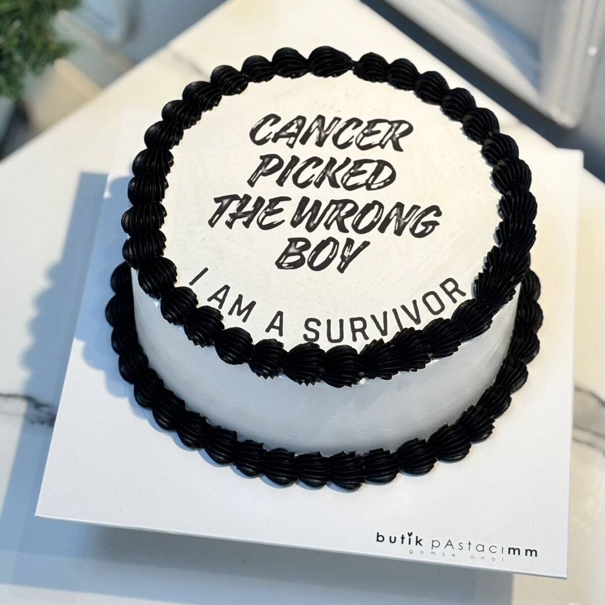 Siyah Krema Pıtpıtlı Resimli Pasta