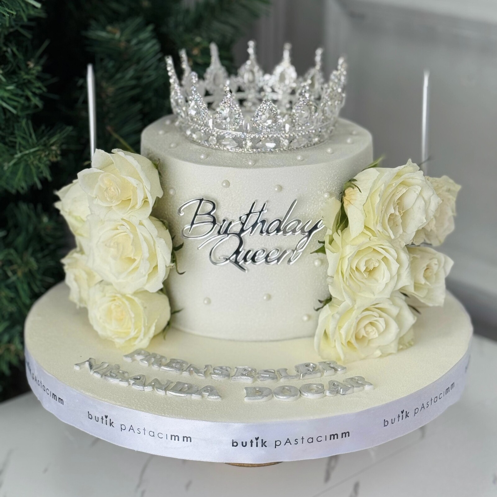 Üfleyince Etrafa Sim Saçılan Beyaz Güllü Pasta (Simli Pasta Üfleme)