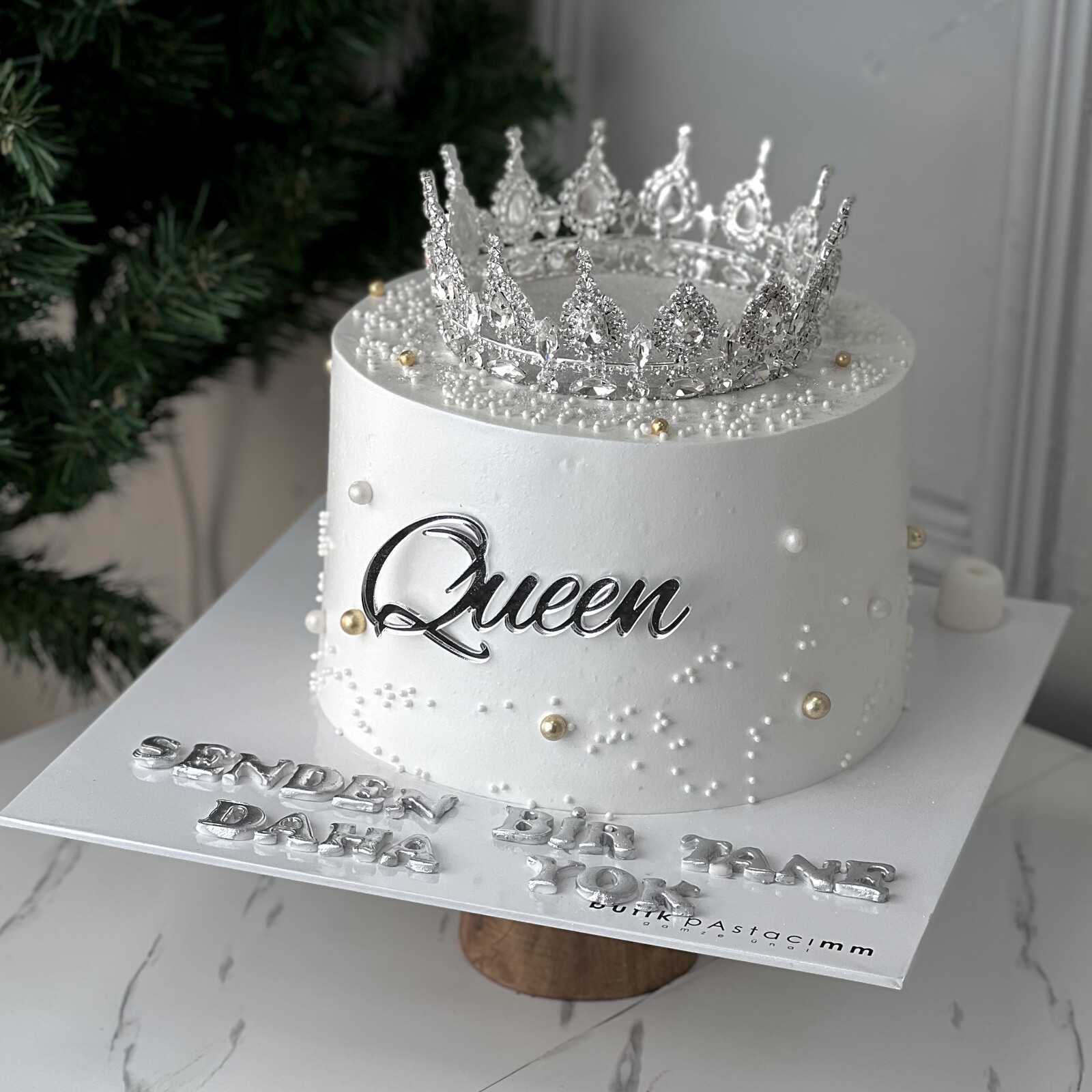 Üfleyince Etrafa Sim Saçılan Beyaz Taçlı Pasta (Simli Pasta Üfleme)