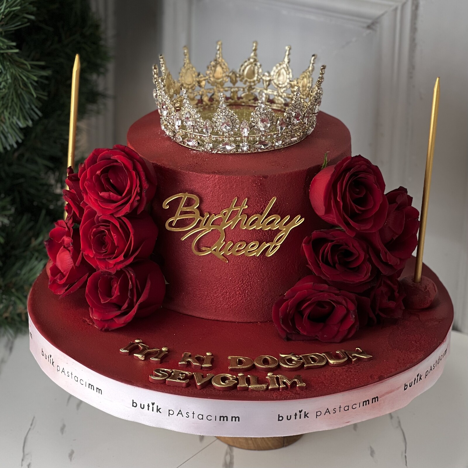 Üfleyince Etrafa Sim Saçılan Kırmızı Güllü Pasta (Simli Pasta Üfleme)