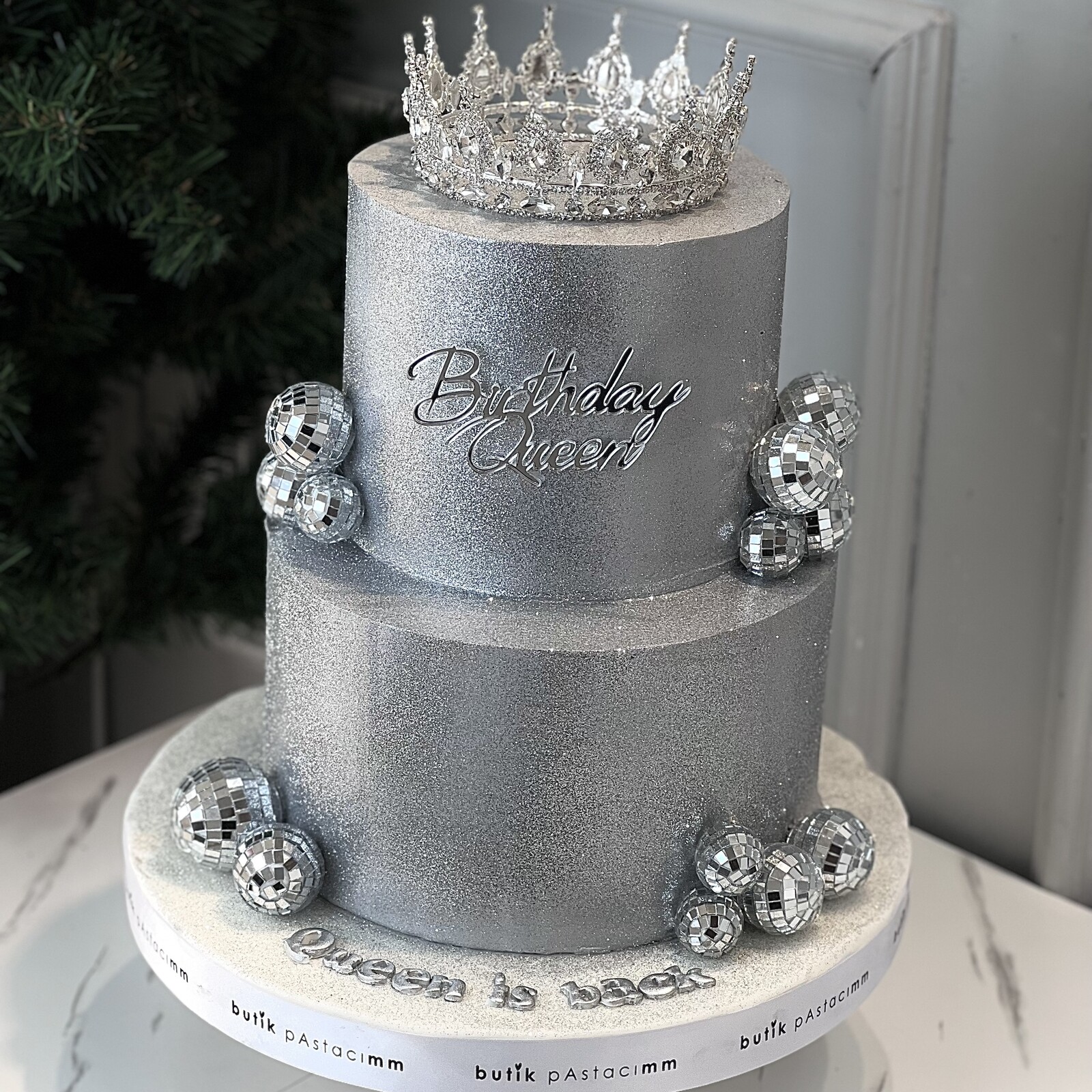 Üfleyince Etrafa Sim Saçılan Silver Taçlı Disco Toplu İki Katlı Pasta (Simli Pasta Üfleme)