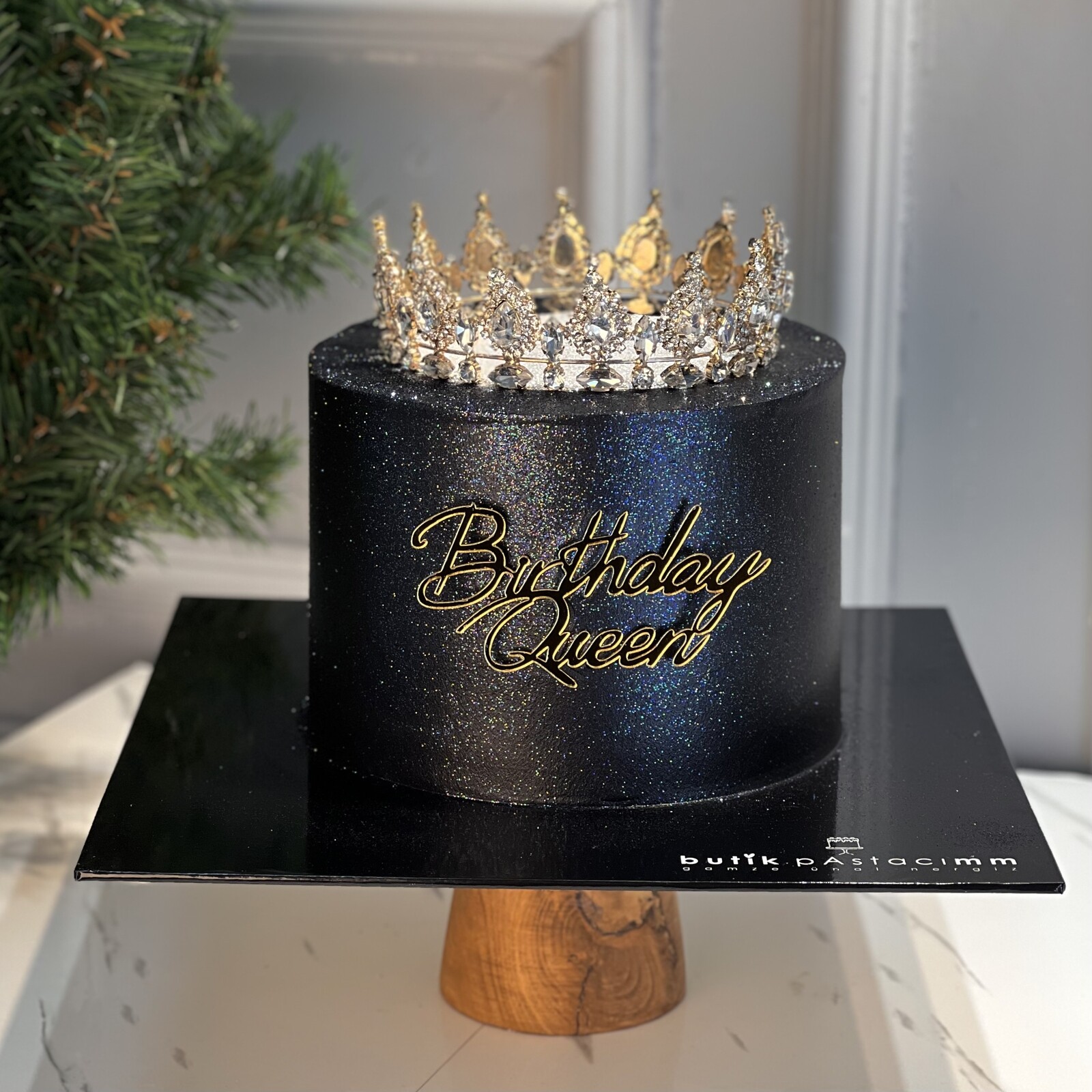 Üfleyince Etrafa Sim Saçılan Siyah Simli Taçlı Pasta (Simli Pasta Üfleme)