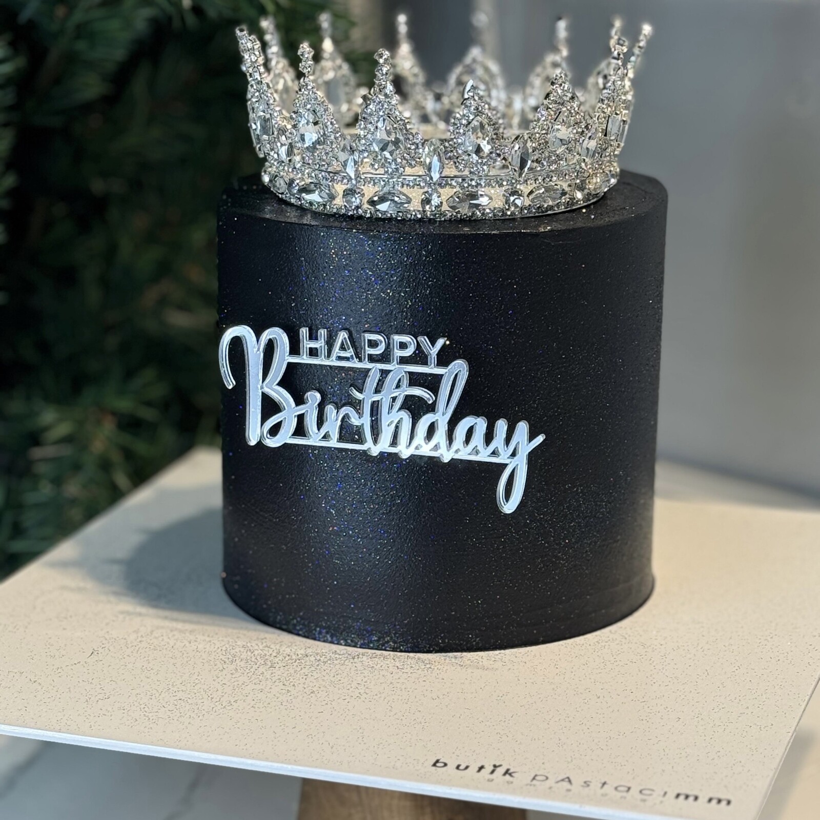 Üfleyince Etrafa Sim Saçılan Siyah Taçlı Pasta (Simli Pasta Üfleme)