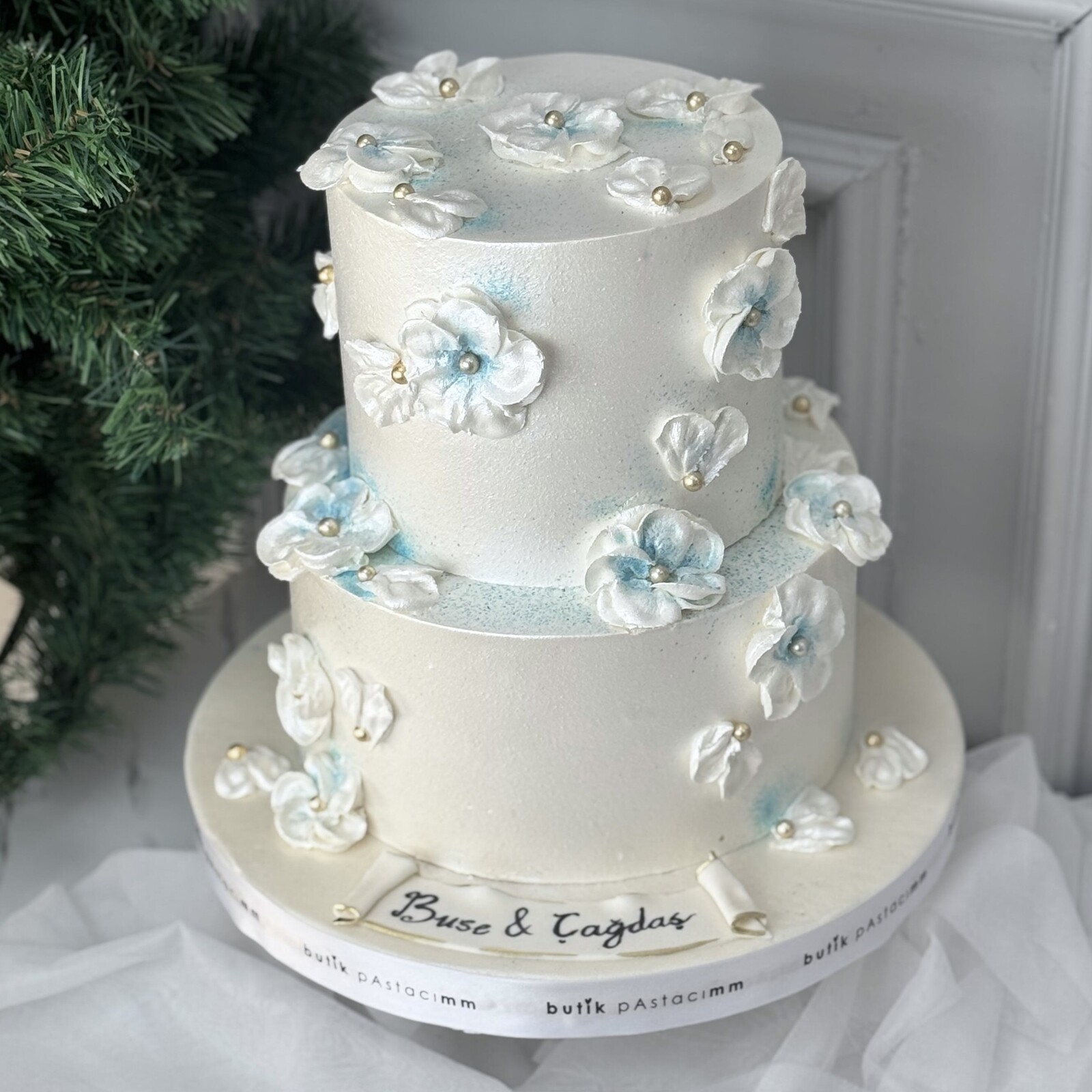 Zarif Çiçek Tasarımlı Nişan Pastası