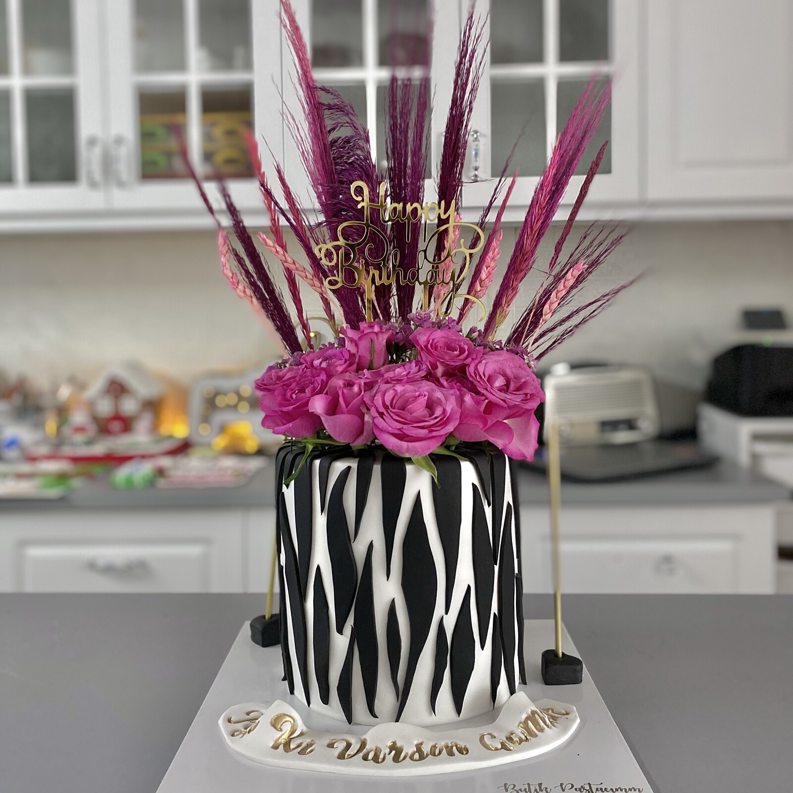 Zebra Desenli Çiçekli Pasta