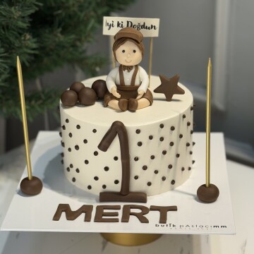 Bebek Figürlü Bir Yaş Pasta