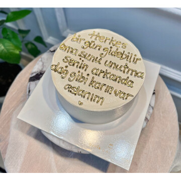 Bej Renk ve Gold Yazılı Pasta