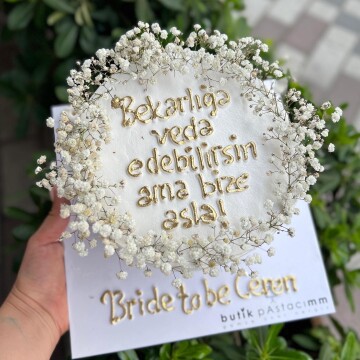 Bekarlığa Veda Edebilirsin Ama Bize Asla Yazılı Pasta