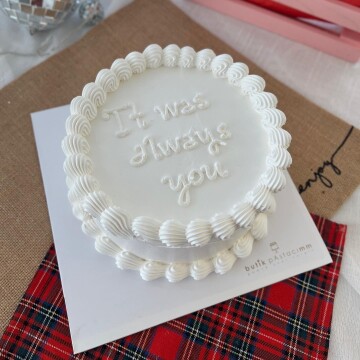 Beyaz Konsept Yazılı Pasta