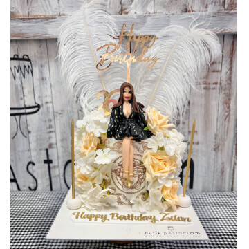 Beyaz Temalı Çiçekli Kişiye Özel Figürlü Pasta