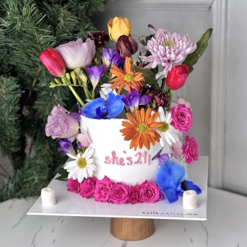 Bol Çiçekli Özel Tasarım Pasta