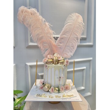 Çiçek ve Tüy Detaylı Pasta